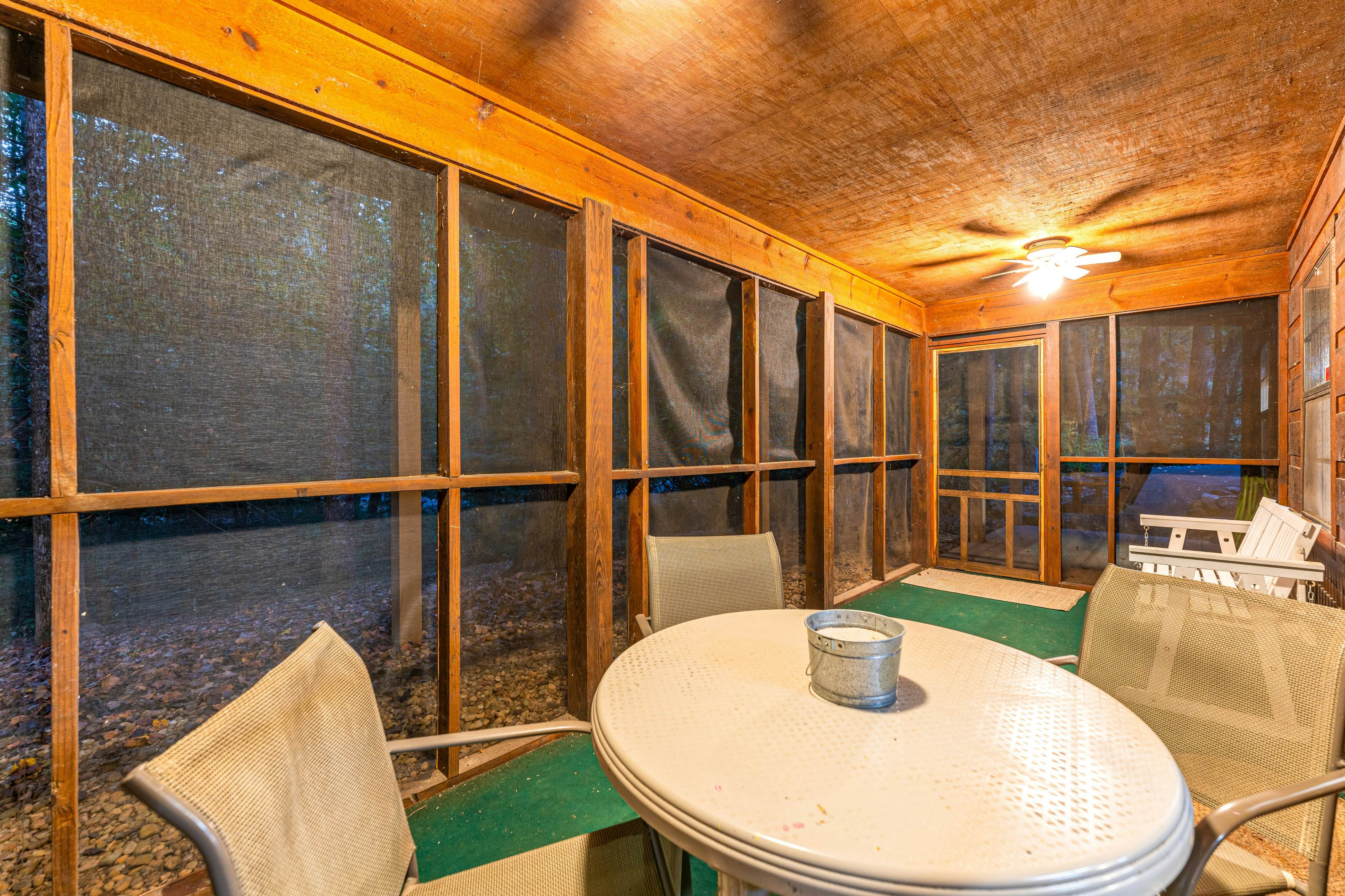 Smoky Mtn cabin w/ hot tub, firepit, game room, deck, & free attraction tickets