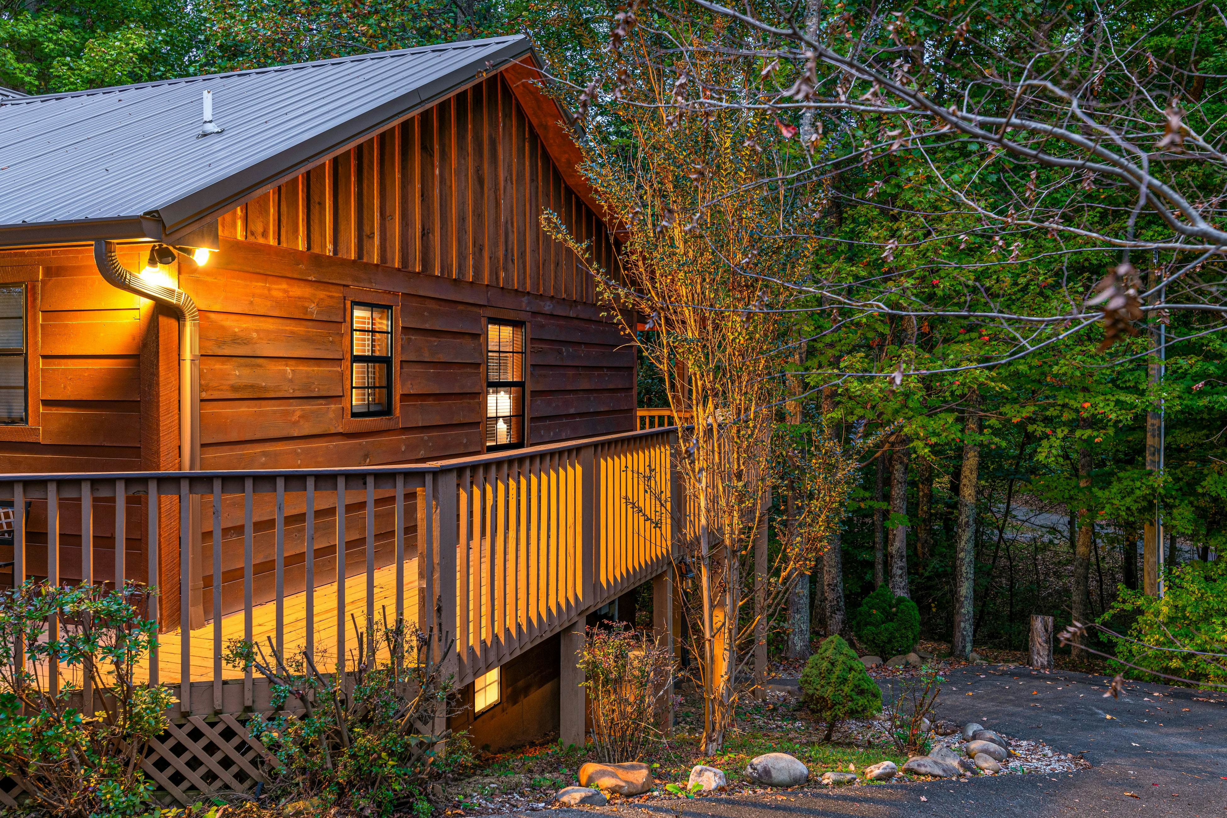 Smoky Mtn cabin w/ hot tub, firepit, game room, deck, & free attraction tickets