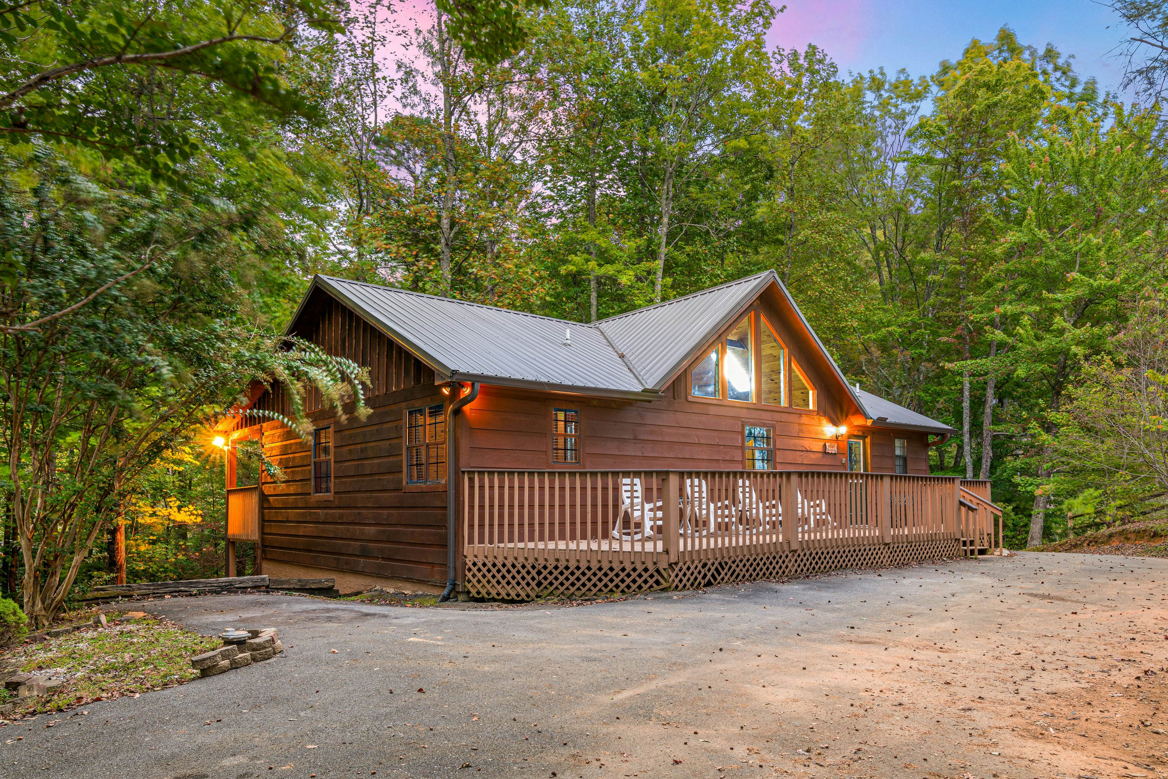 Smoky Mtn cabin w/ hot tub, firepit, game room, deck, & free attraction tickets