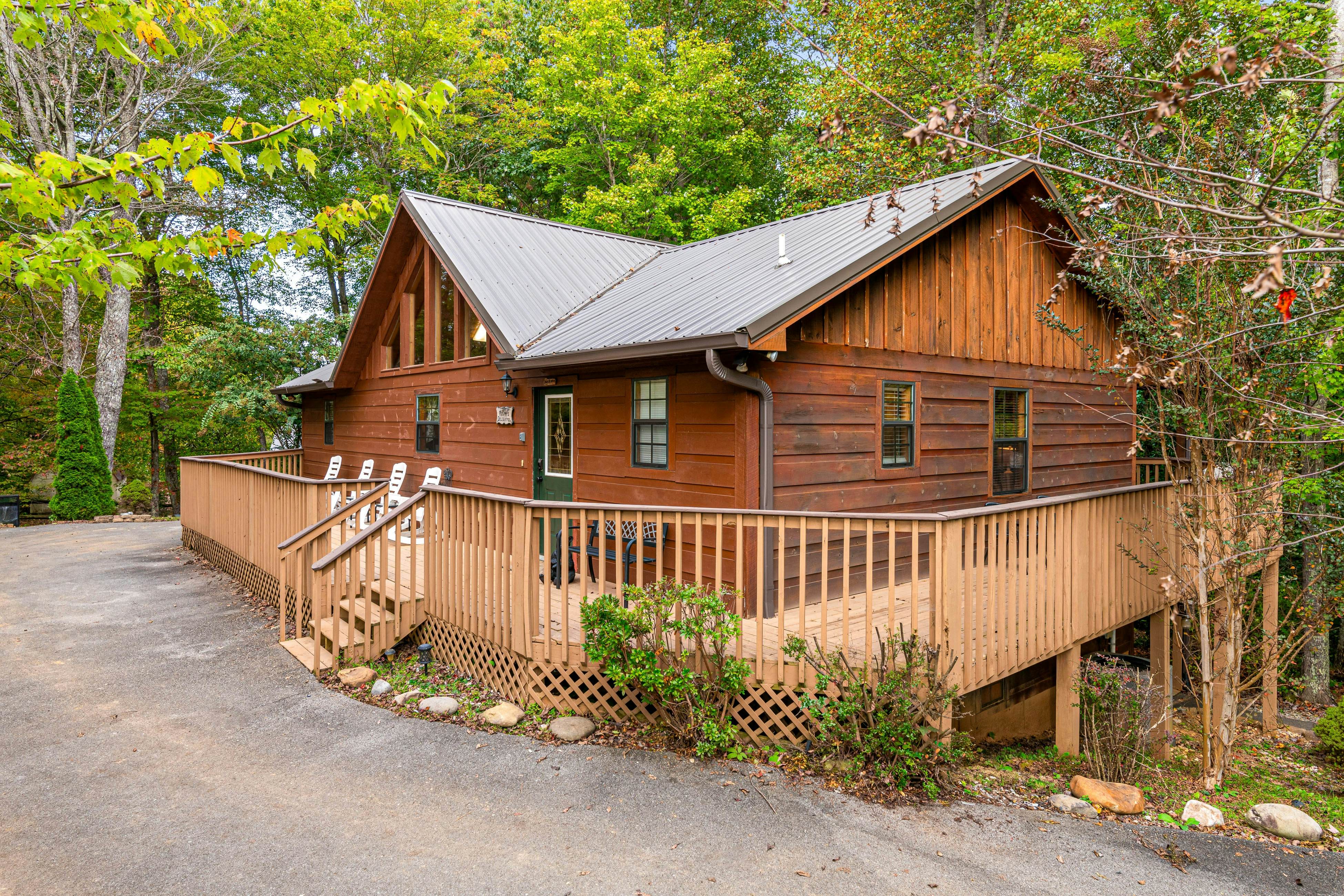 Smoky Mtn cabin w/ hot tub, firepit, game room, deck, & free attraction tickets