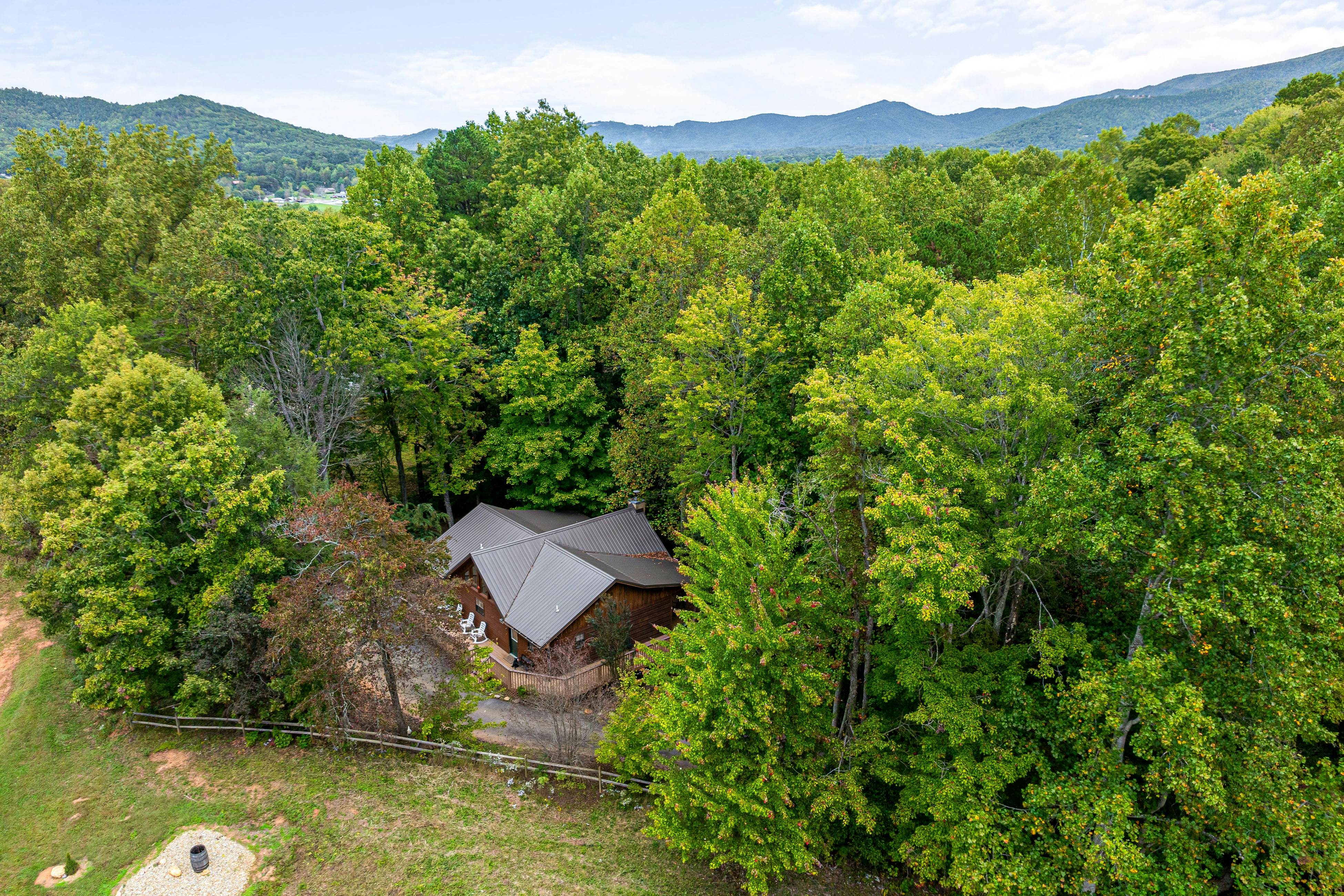 Smoky Mtn cabin w/ hot tub, firepit, game room, deck, & free attraction tickets