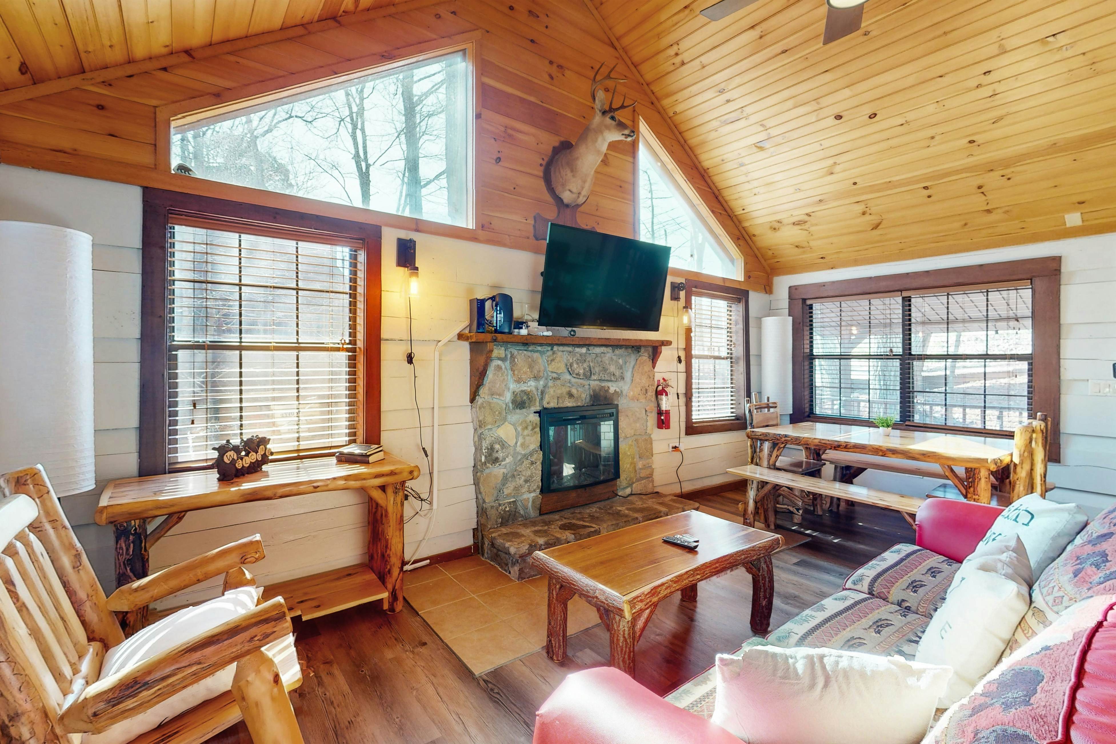 Quintessential mtn cabin w/ hot tub, & serene setting - free attraction tickets