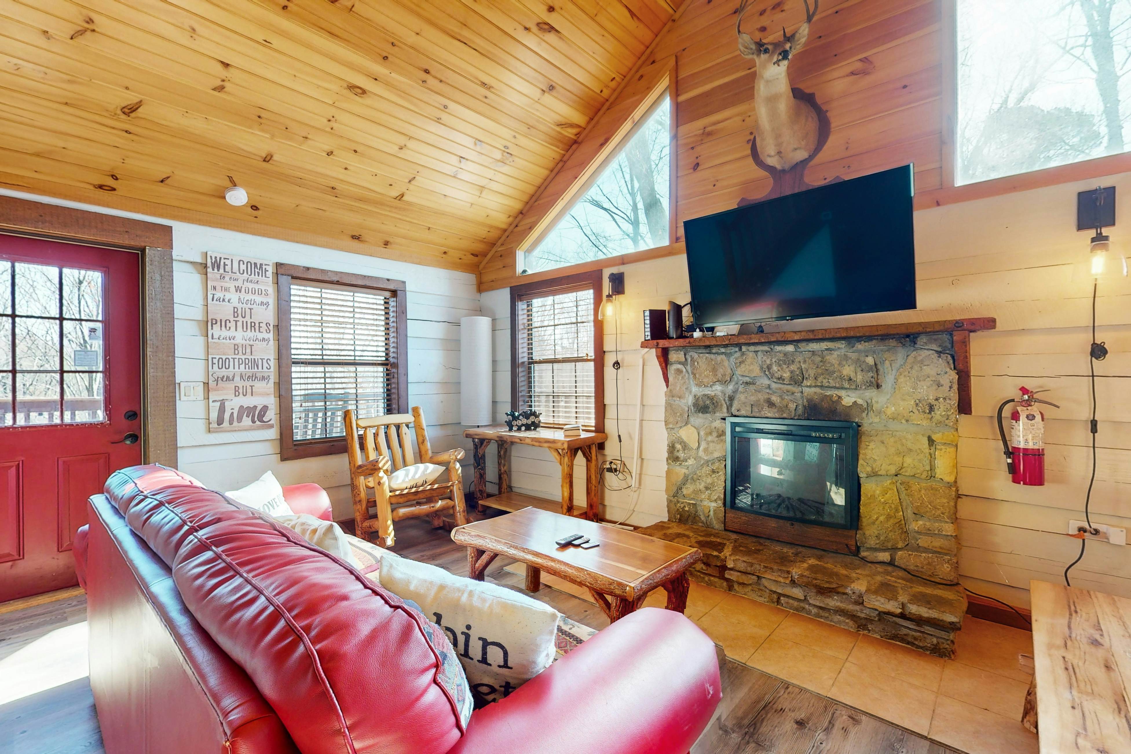 Quintessential mtn cabin w/ hot tub, & serene setting - free attraction tickets