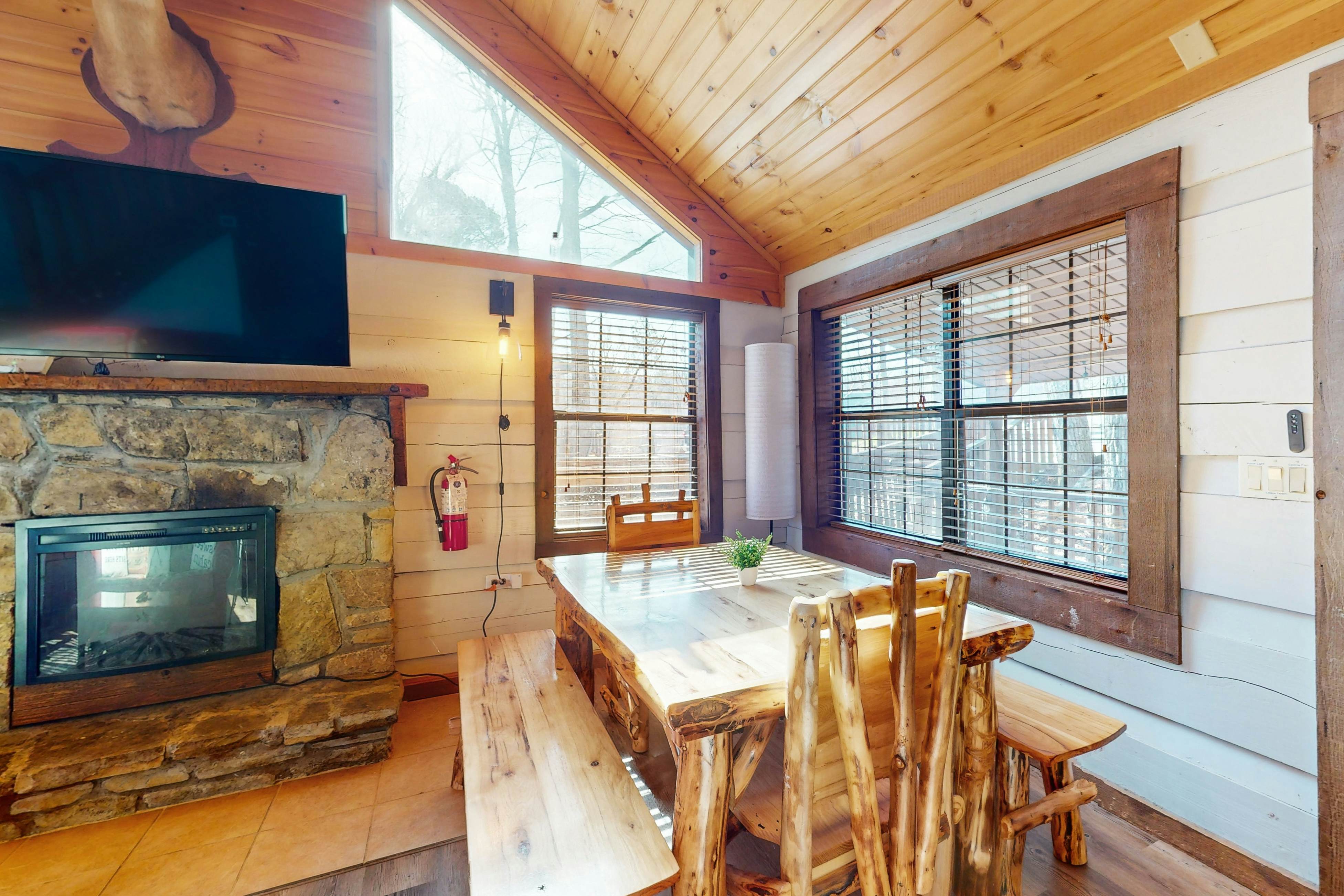 Quintessential mtn cabin w/ hot tub, & serene setting - free attraction tickets