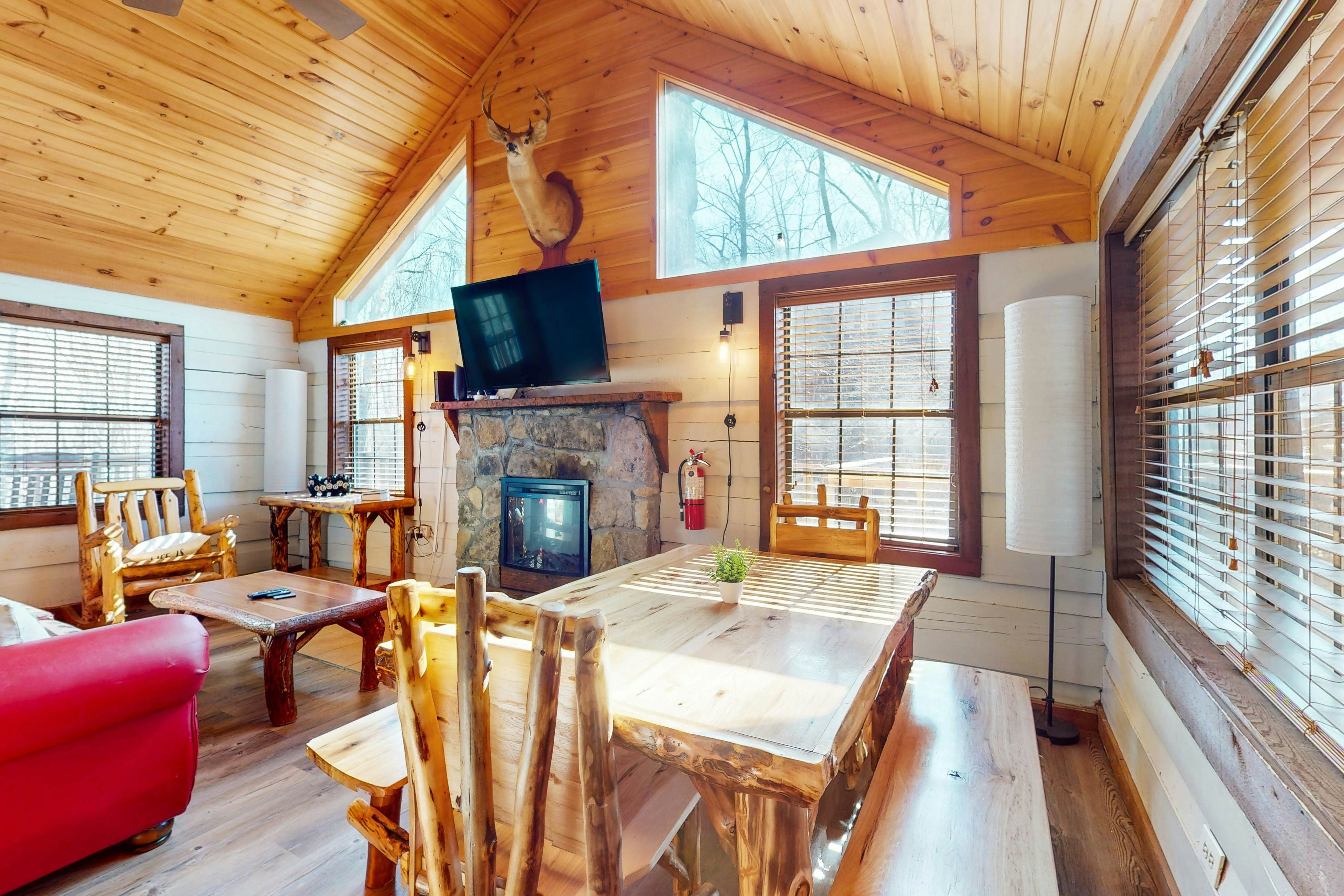 Quintessential mtn cabin w/ hot tub, & serene setting - free attraction tickets