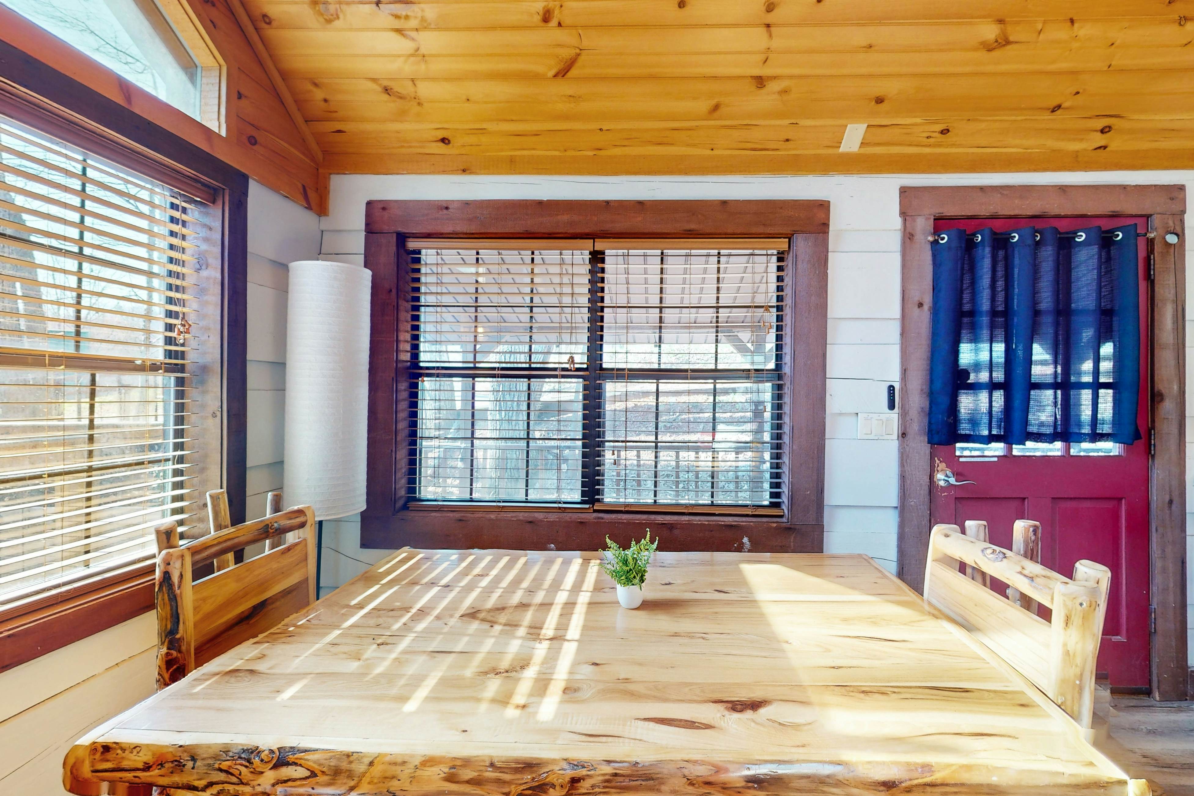 Quintessential mtn cabin w/ hot tub, & serene setting - free attraction tickets