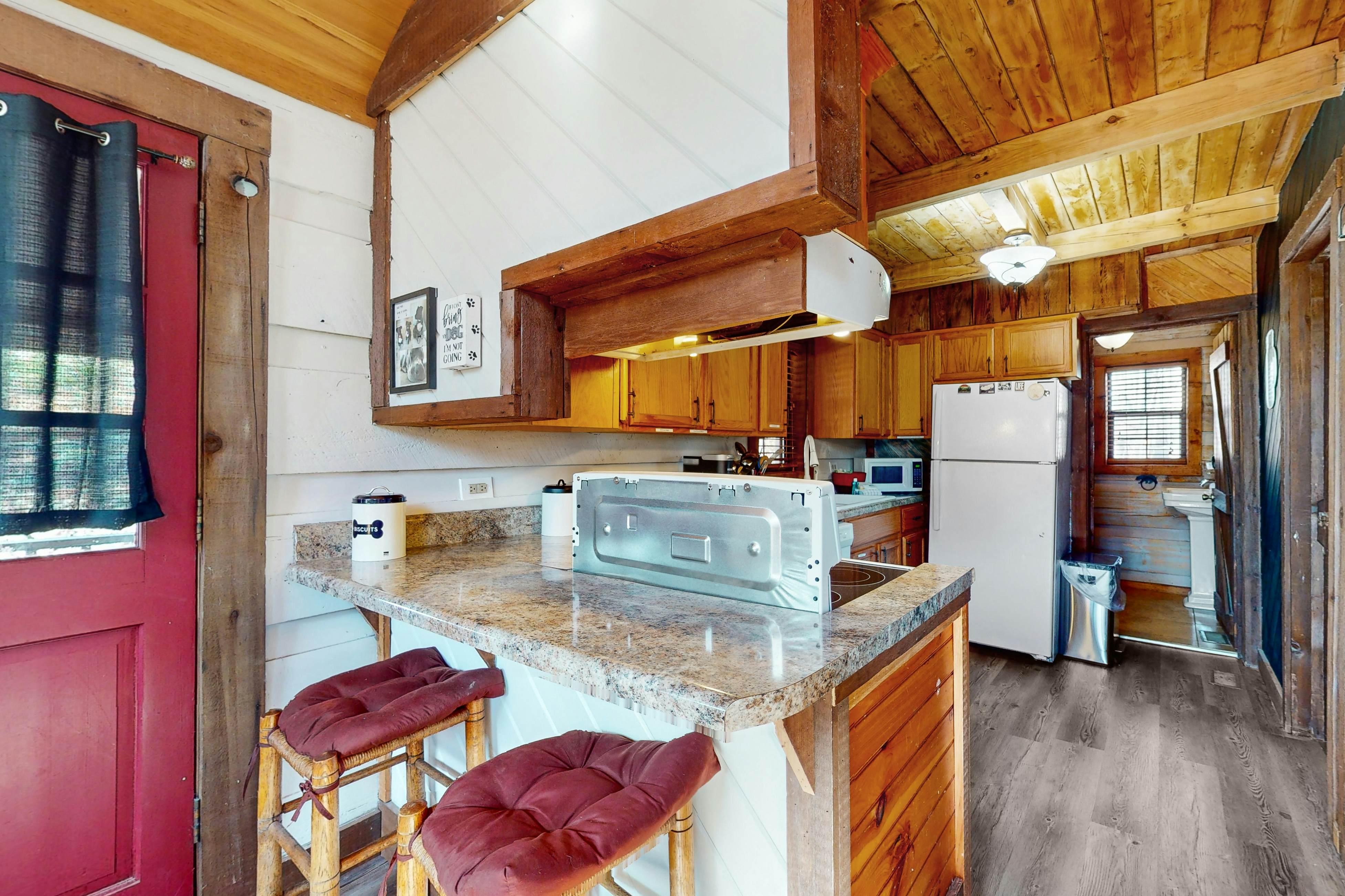 Quintessential mtn cabin w/ hot tub, & serene setting - free attraction tickets