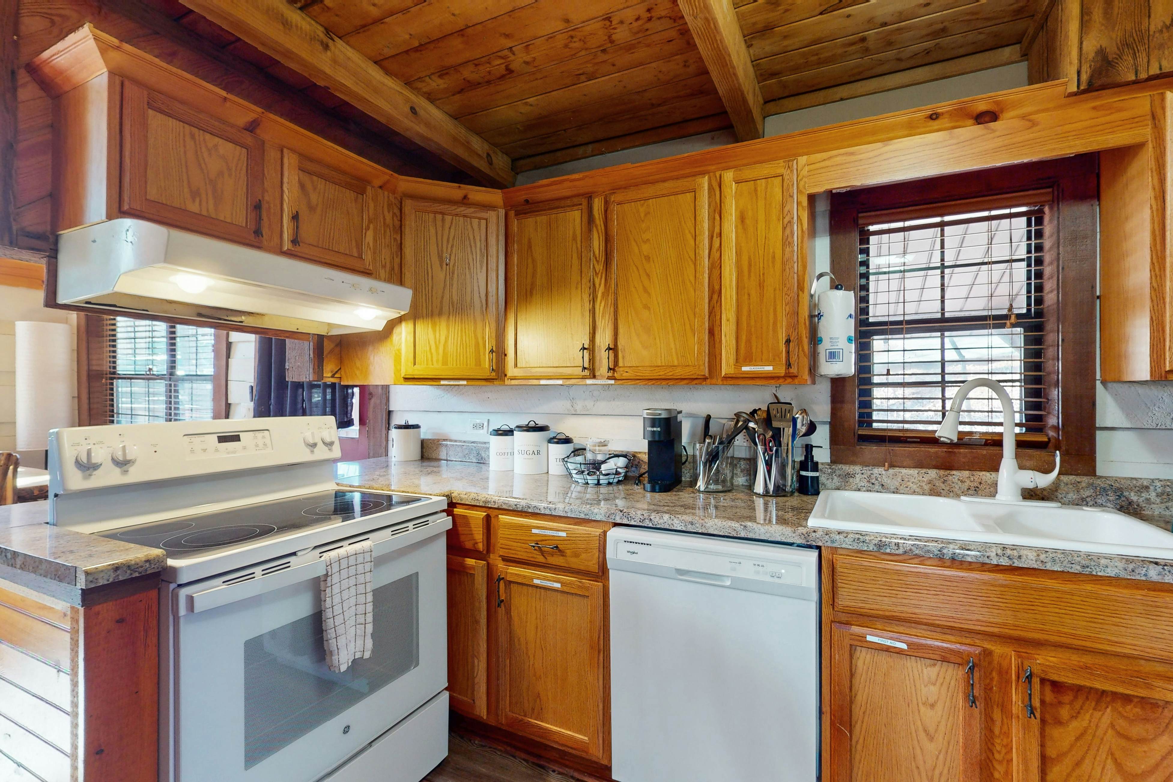 Quintessential mtn cabin w/ hot tub, & serene setting - free attraction tickets