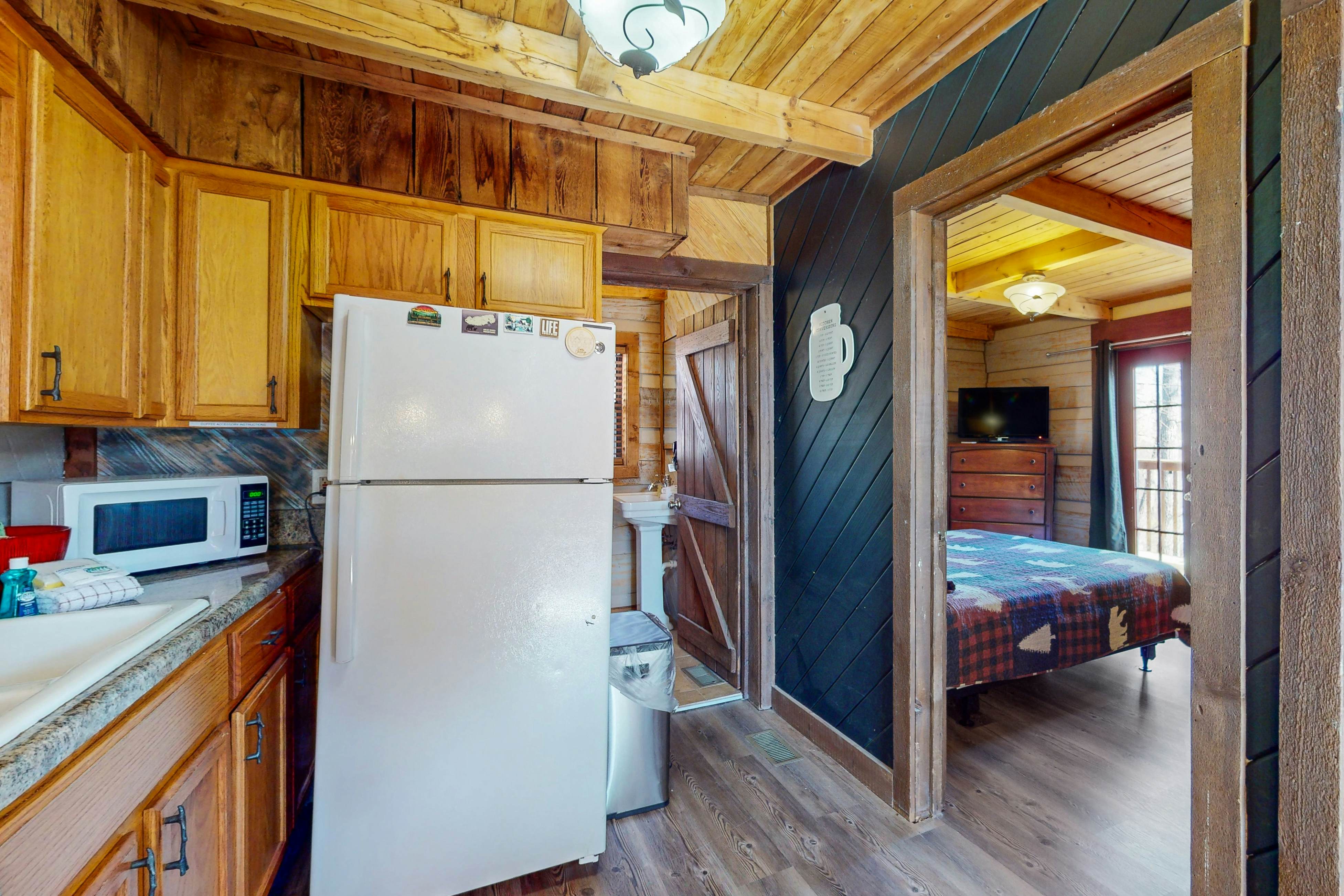 Quintessential mtn cabin w/ hot tub, & serene setting - free attraction tickets