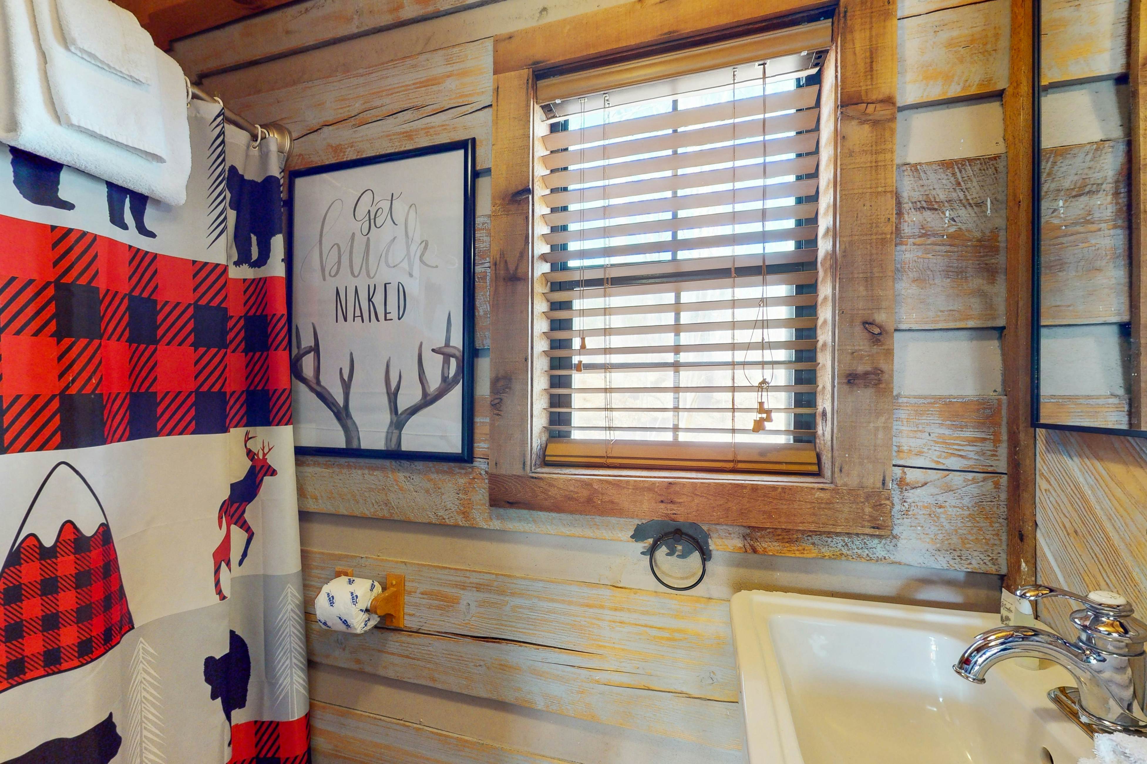 Quintessential mtn cabin w/ hot tub, & serene setting - free attraction tickets