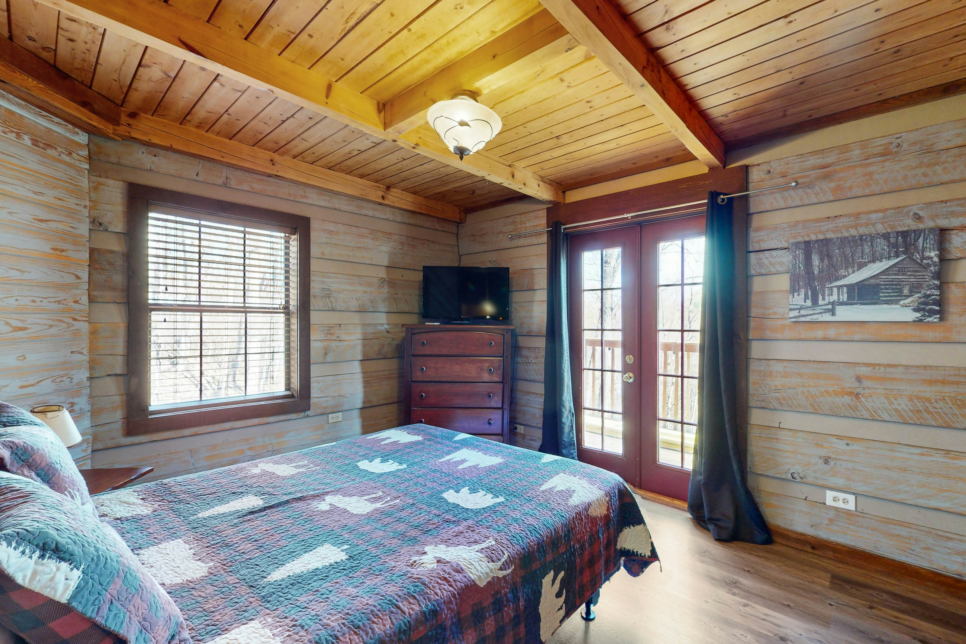 Quintessential mtn cabin w/ hot tub, & serene setting - free attraction tickets