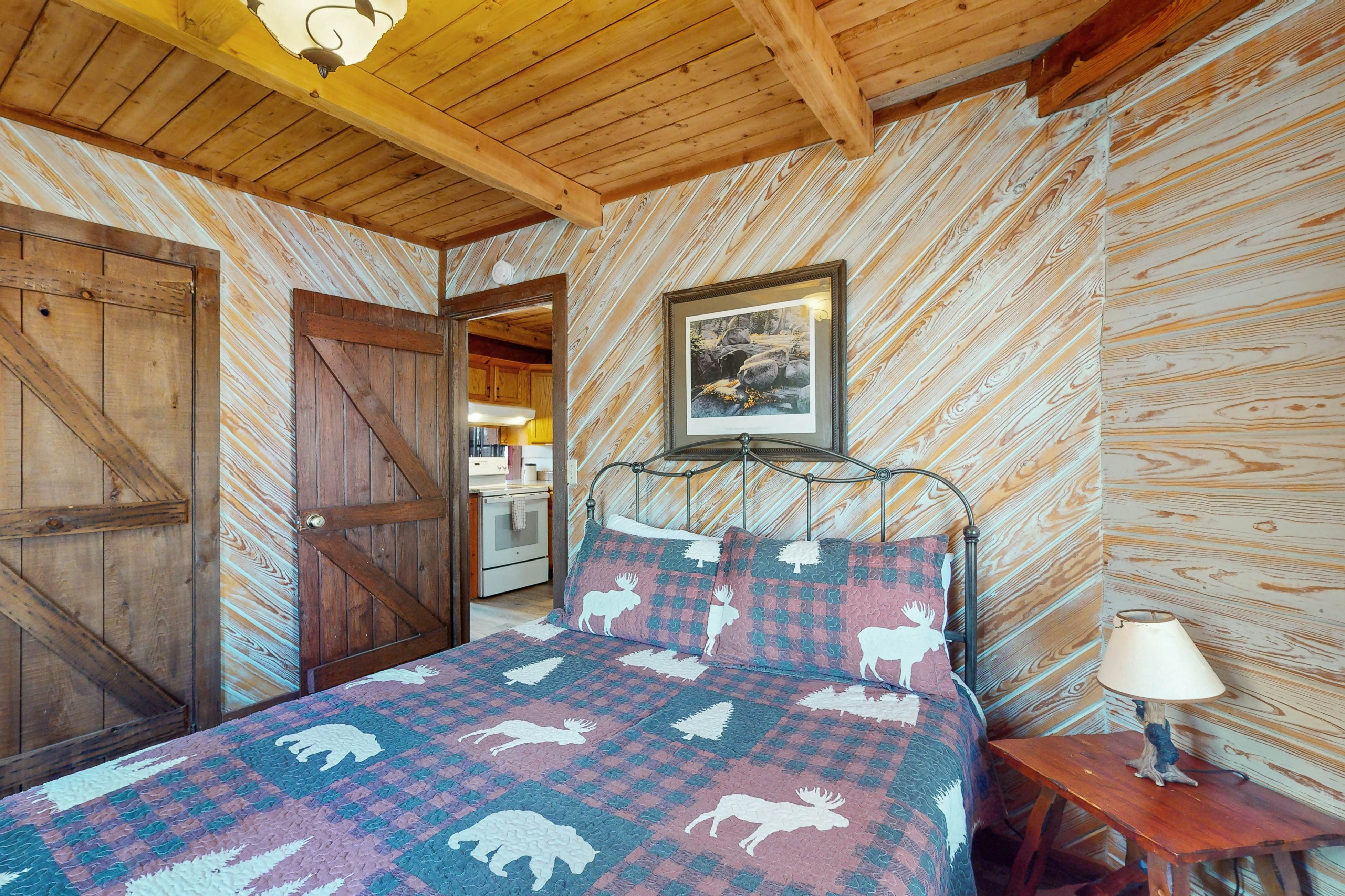 Quintessential mtn cabin w/ hot tub, & serene setting - free attraction tickets