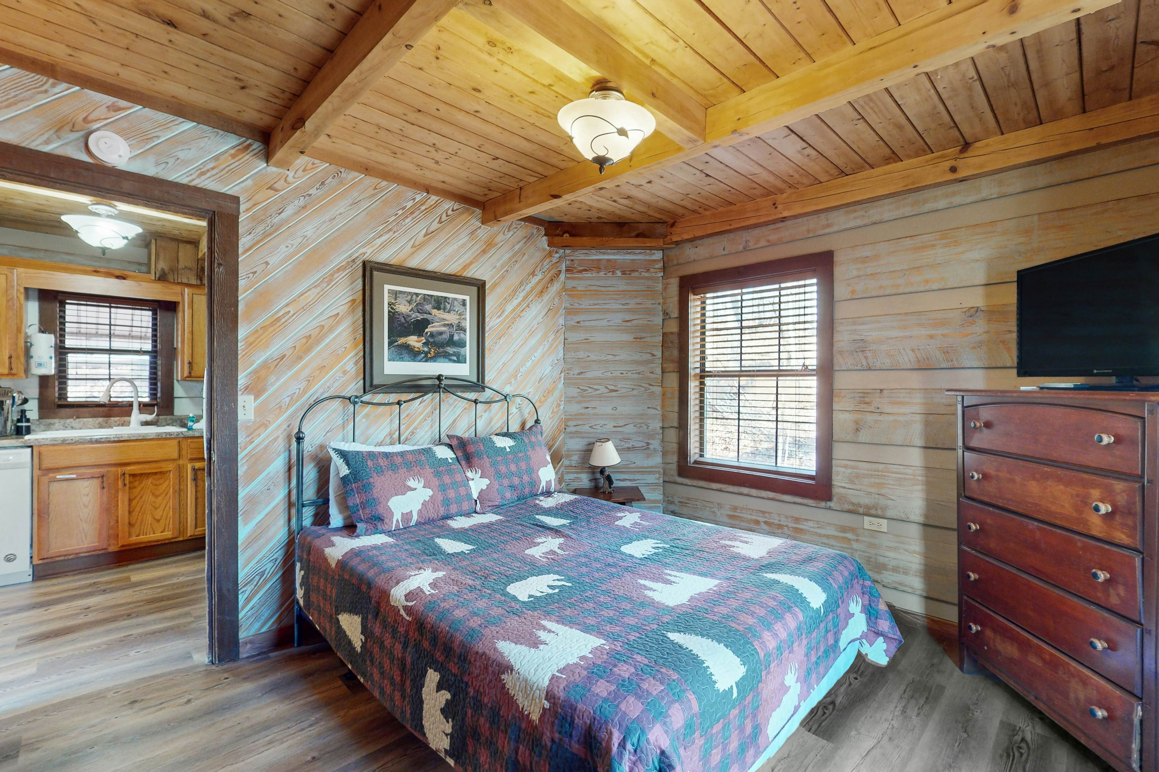 Quintessential mtn cabin w/ hot tub, & serene setting - free attraction tickets