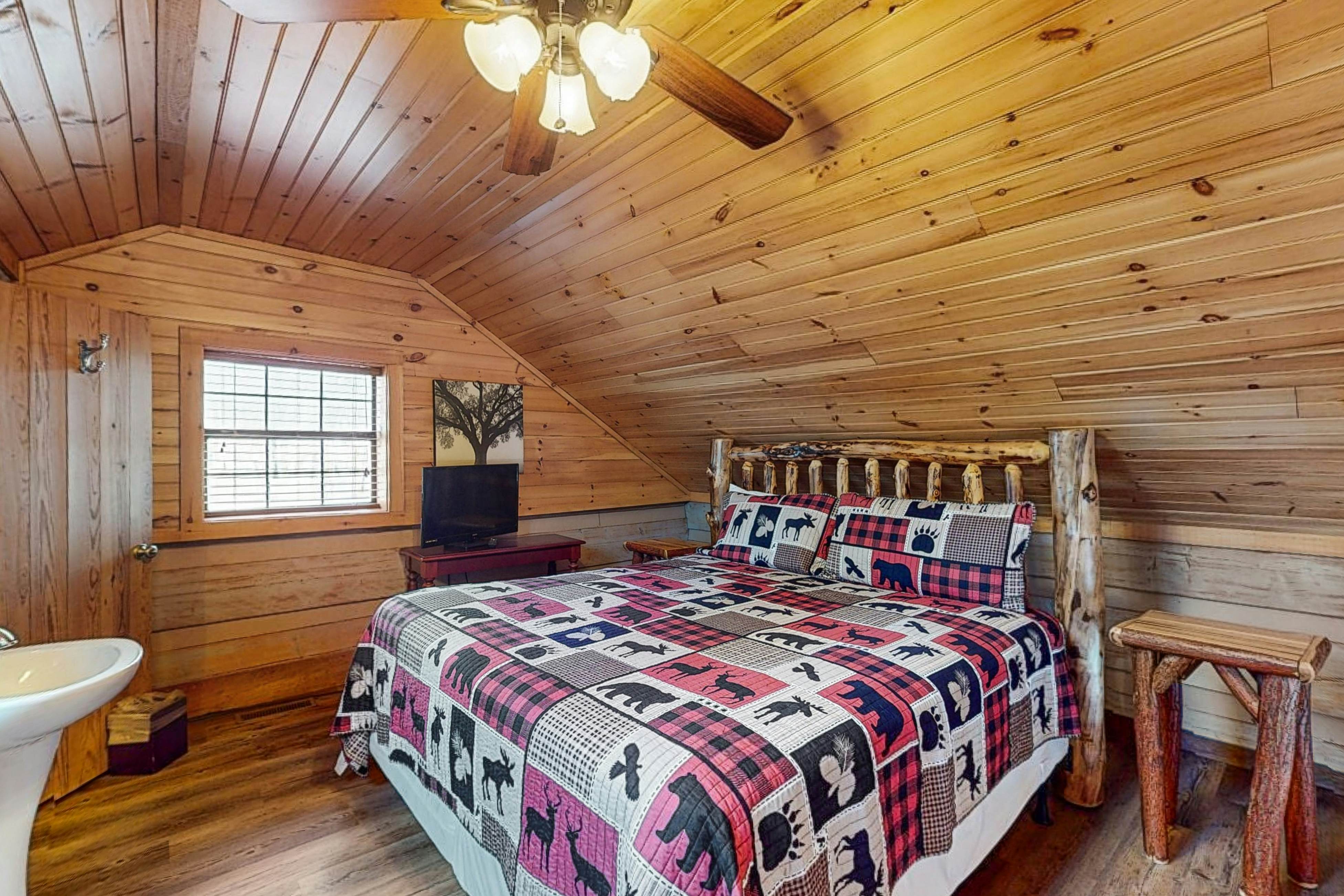 Quintessential mtn cabin w/ hot tub, & serene setting - free attraction tickets