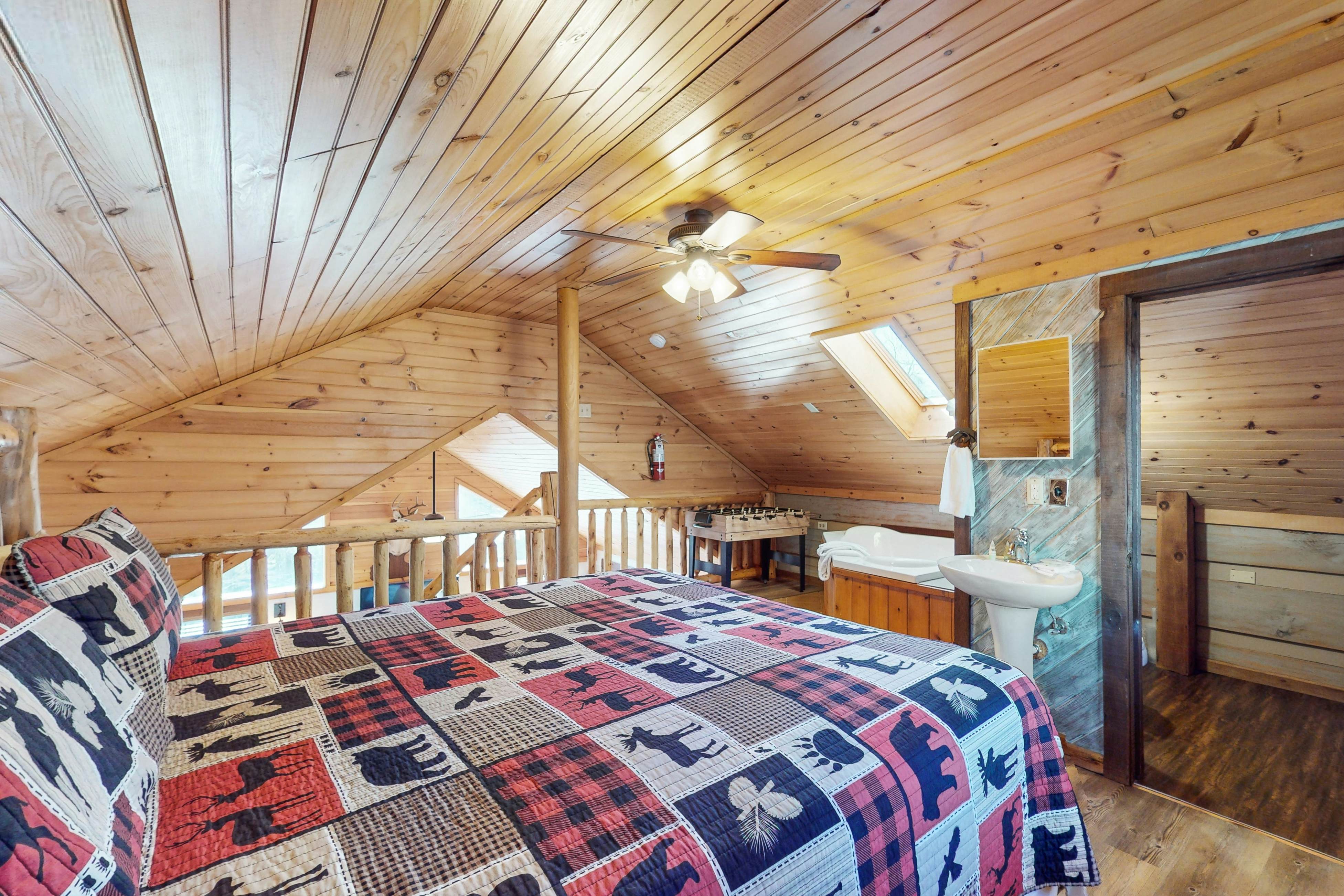 Quintessential mtn cabin w/ hot tub, & serene setting - free attraction tickets
