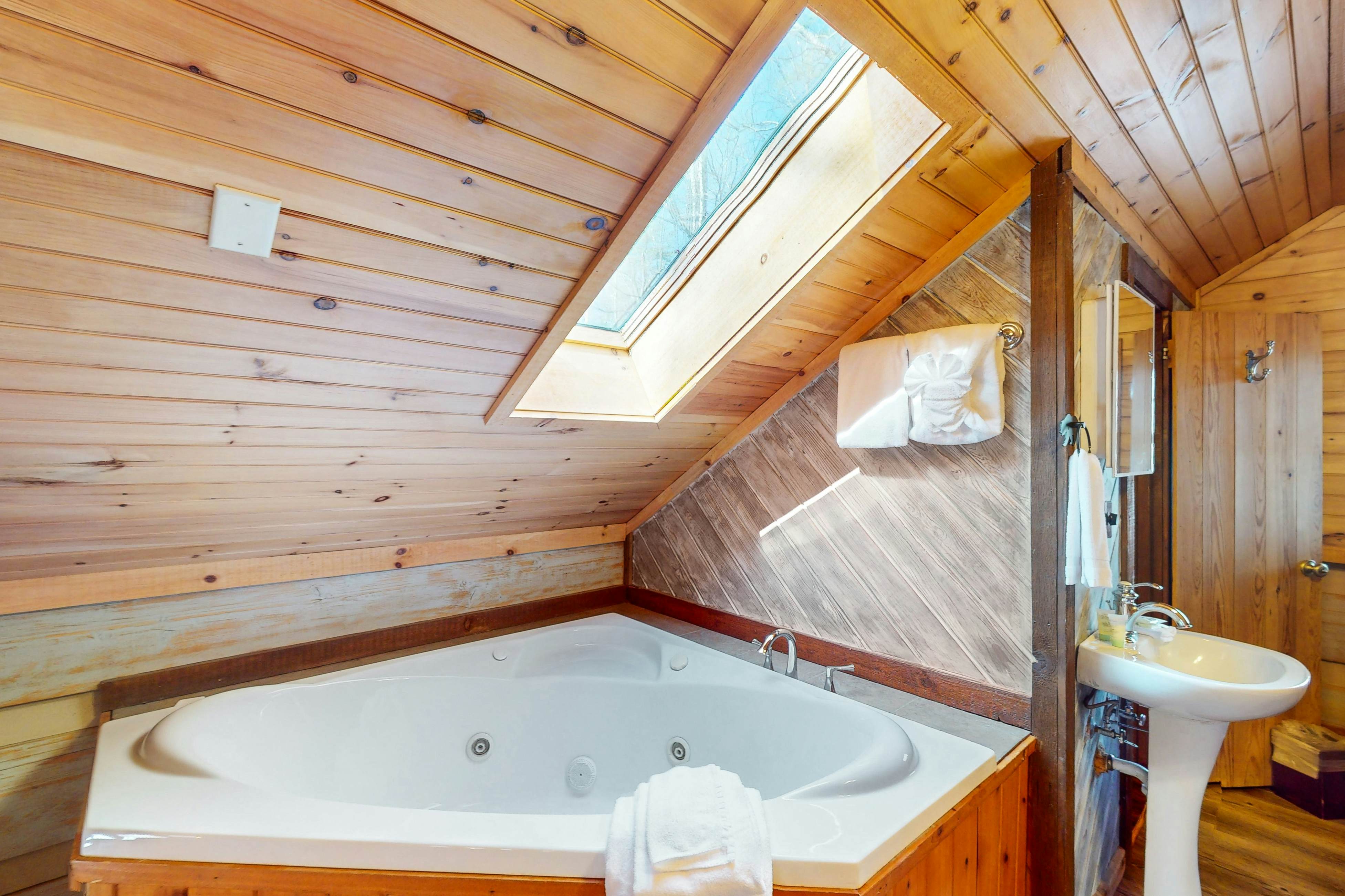 Quintessential mtn cabin w/ hot tub, & serene setting - free attraction tickets