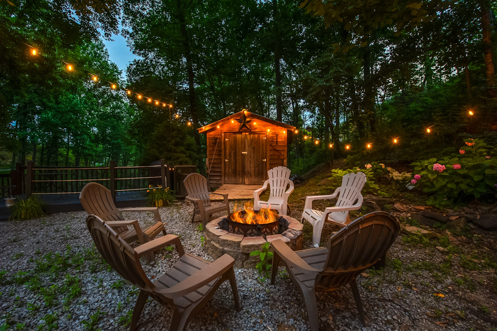 Rustic Charm, Sleeps 8, Modern Comfort Near Smokies