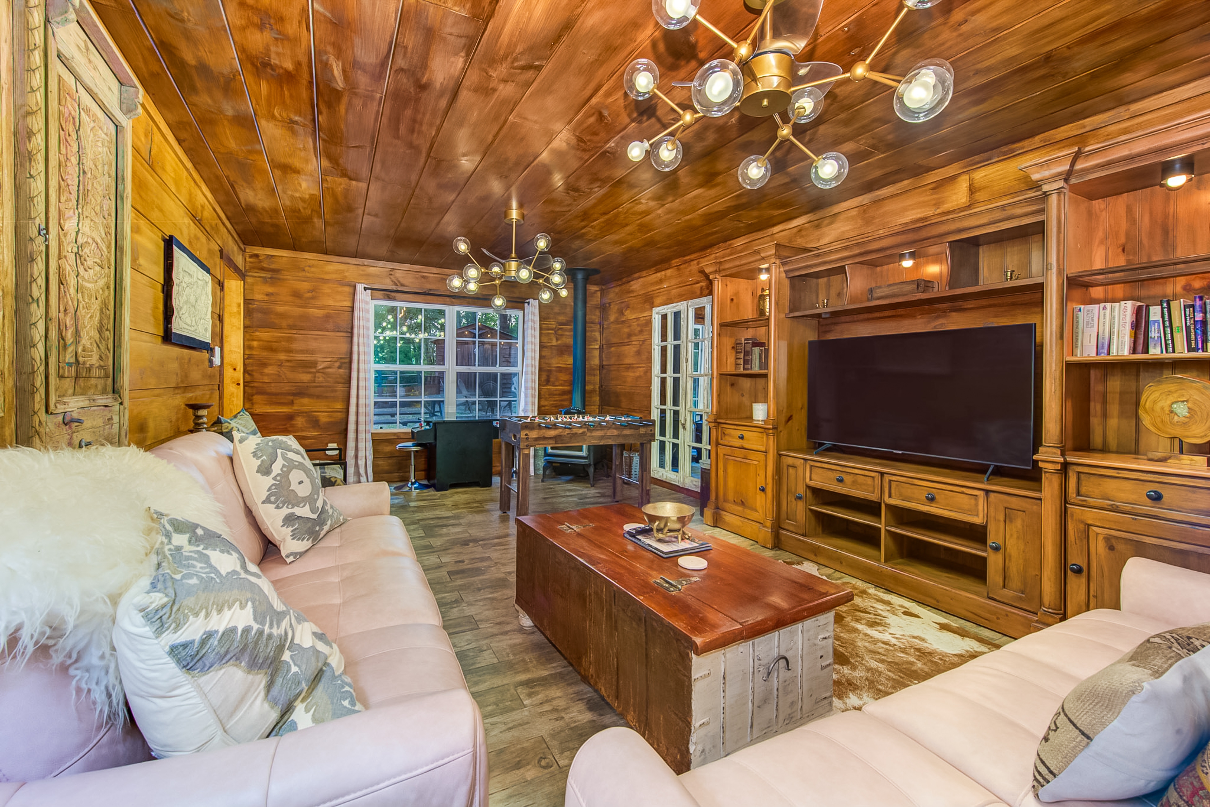 Rustic Charm, Sleeps 8・Modern Comfort Near Smokys