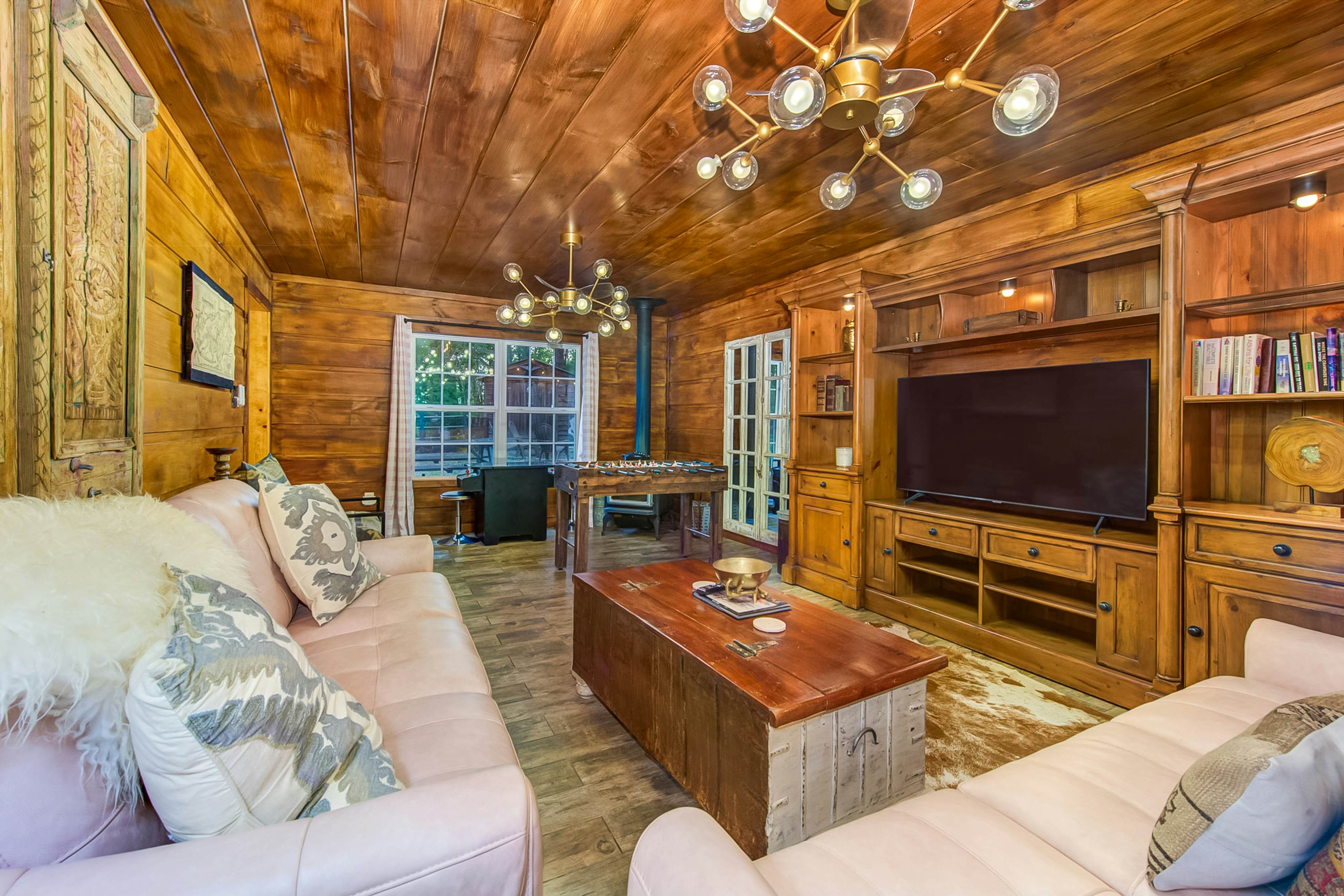 Rustic Charm, Sleeps 8・Modern Comfort Near Smokys