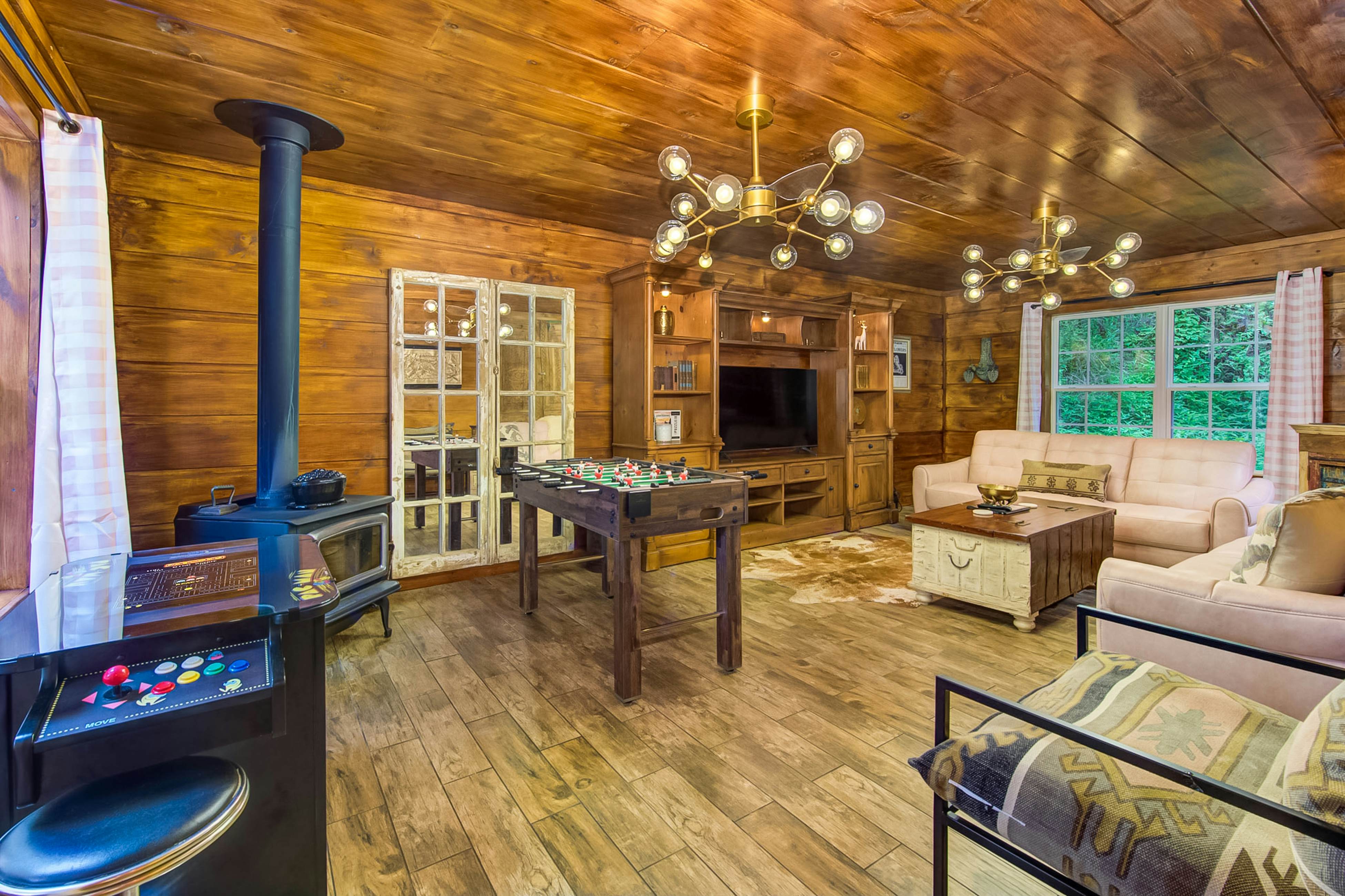 Rustic Charm, Sleeps 8・Modern Comfort Near Smokys