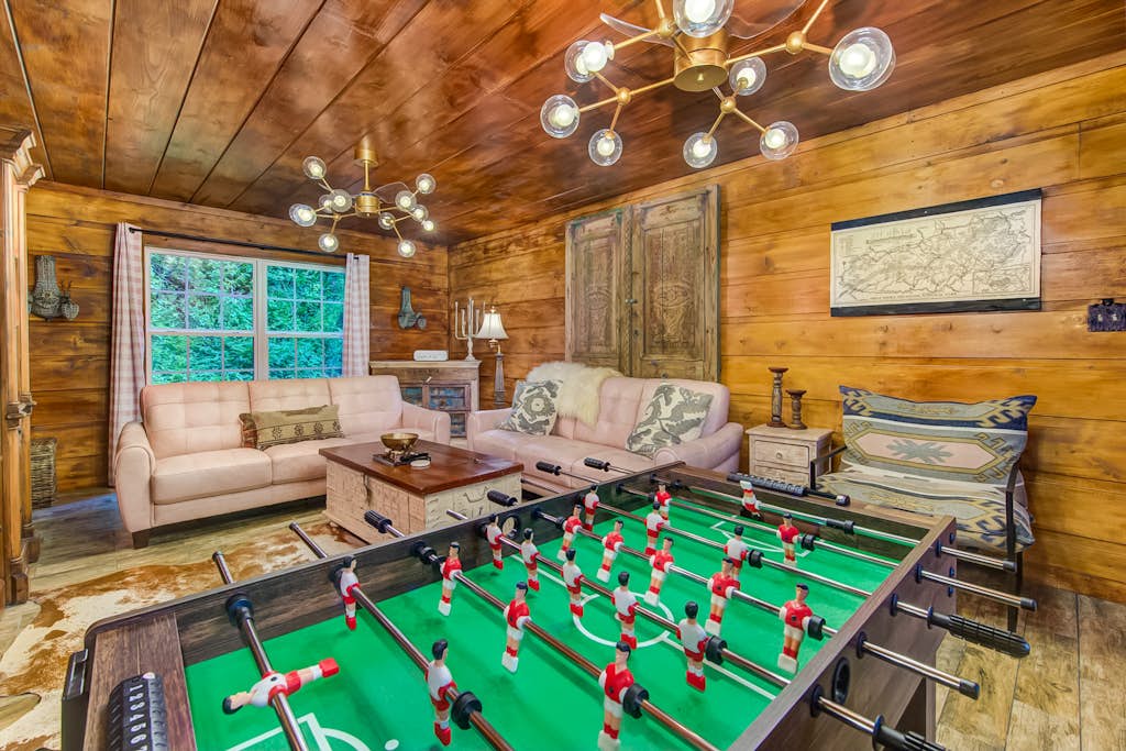 Rustic Charm, Sleeps 8, Modern Comfort Near Smokies