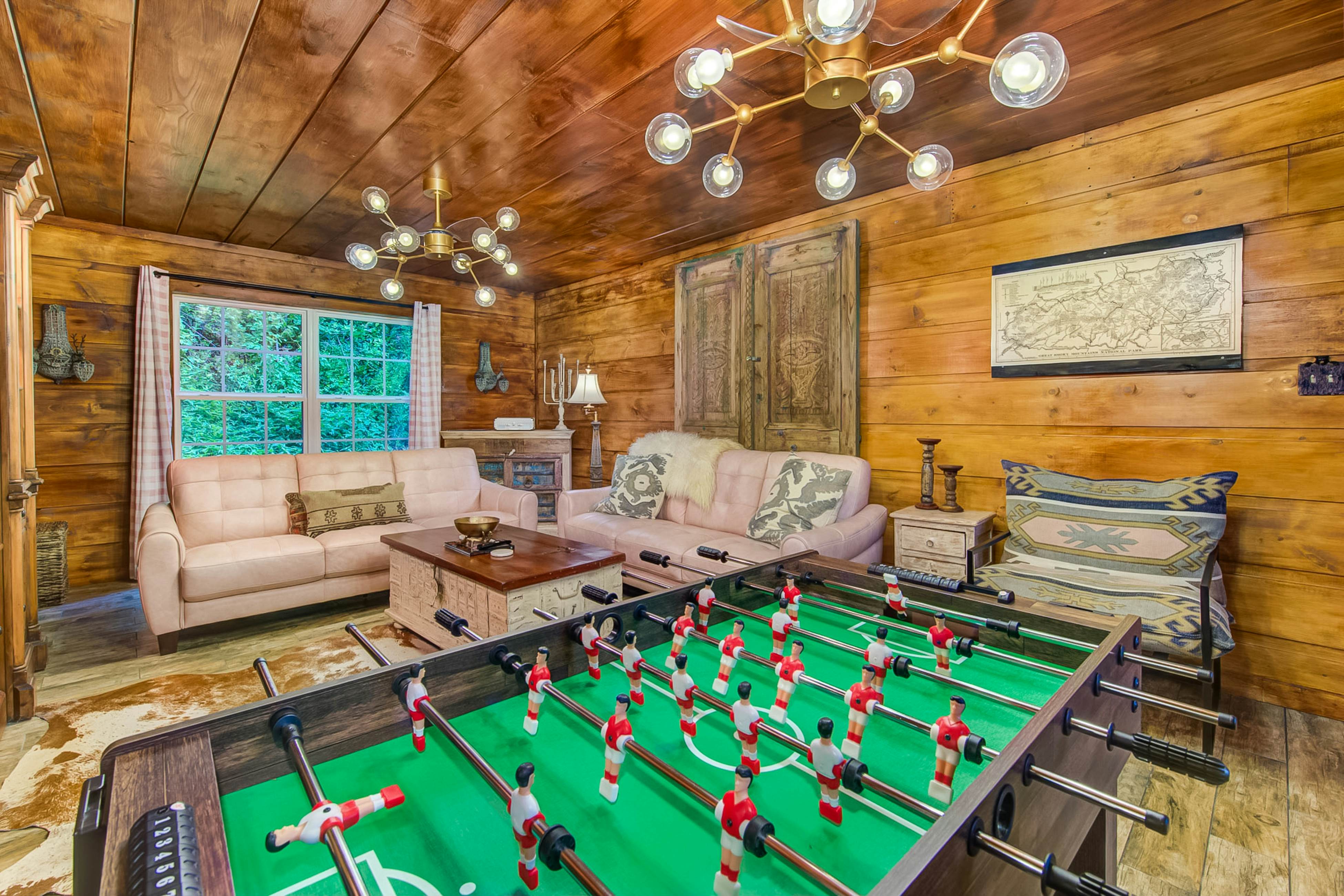 Rustic Charm, Sleeps 8・Modern Comfort Near Smokys