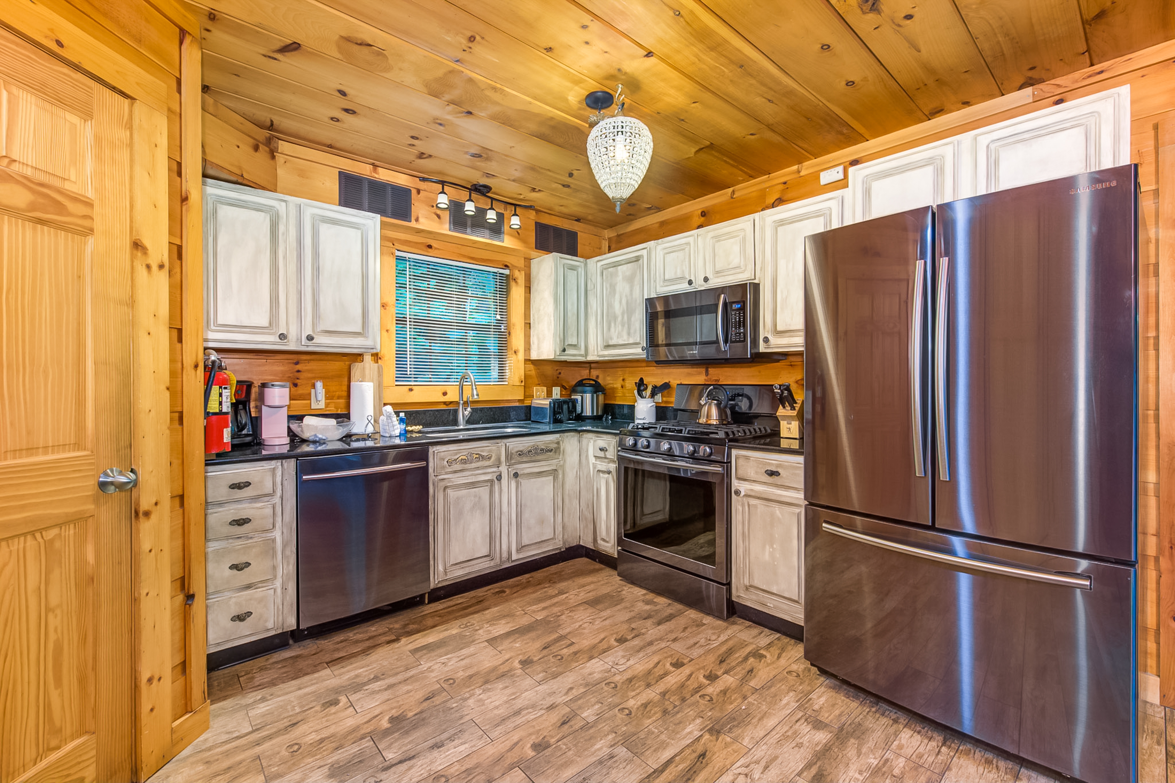 Rustic Charm, Sleeps 8・Modern Comfort Near Smokys