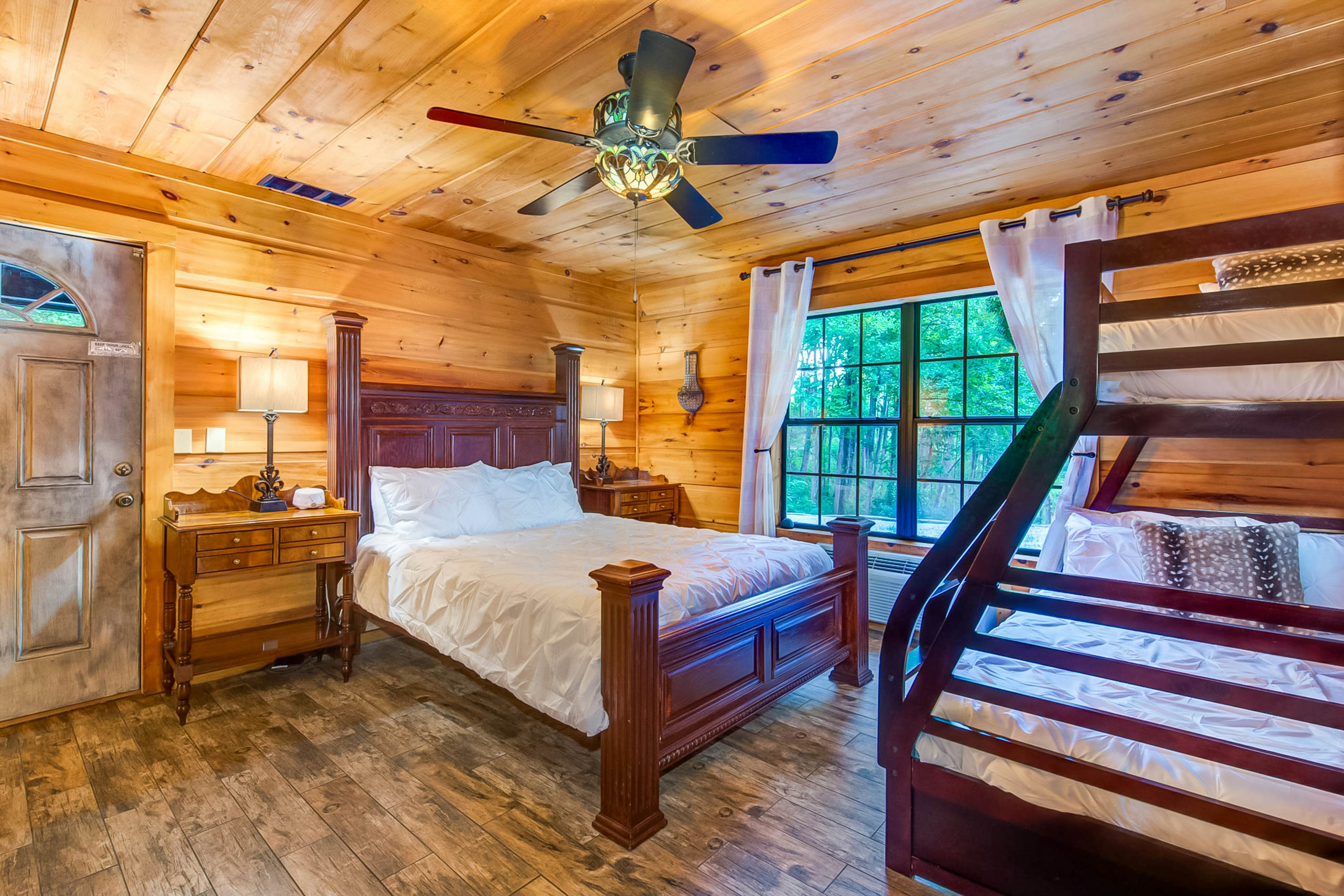 Rustic Charm, Sleeps 8・Modern Comfort Near Smokys