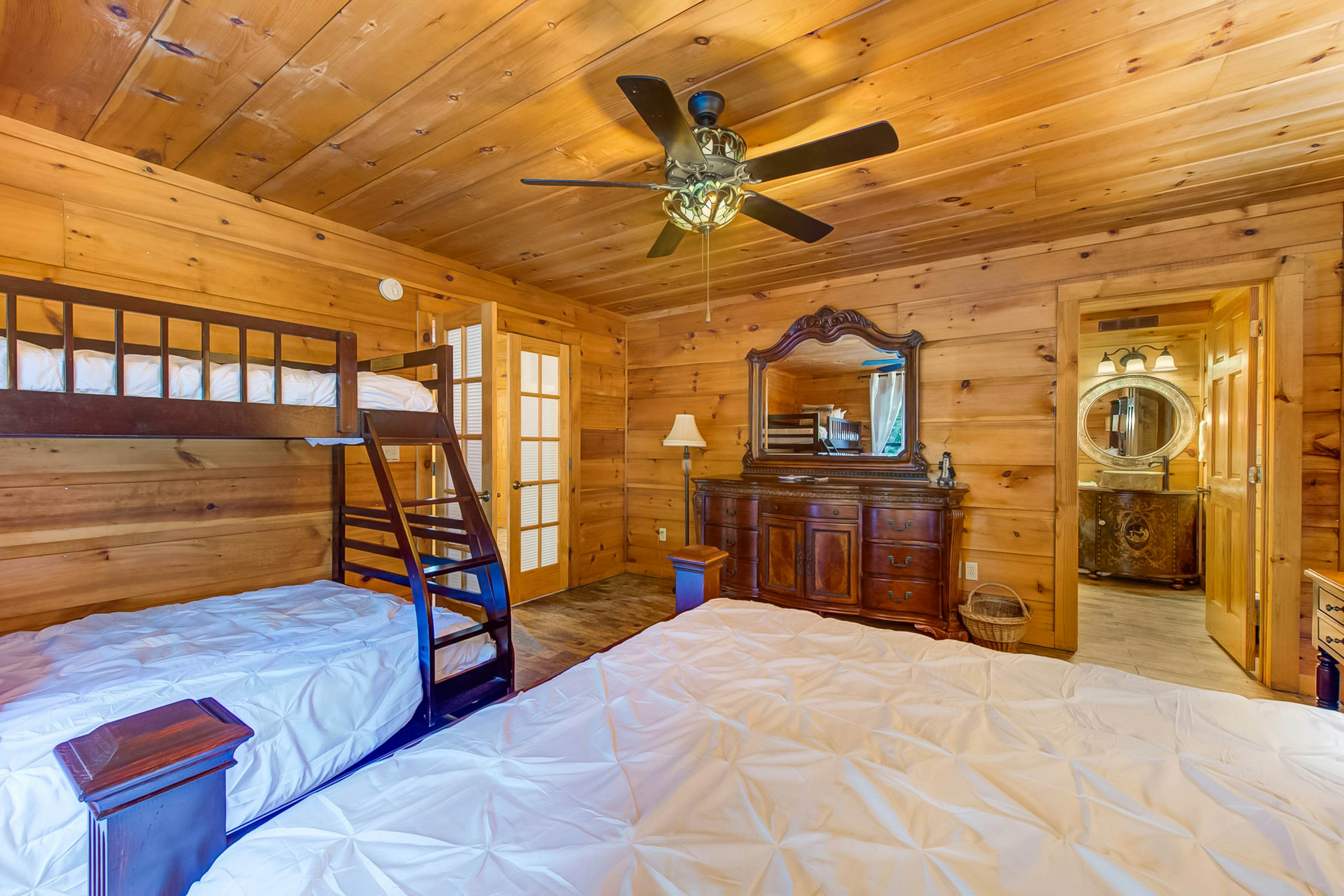 Rustic Charm, Sleeps 8・Modern Comfort Near Smokys