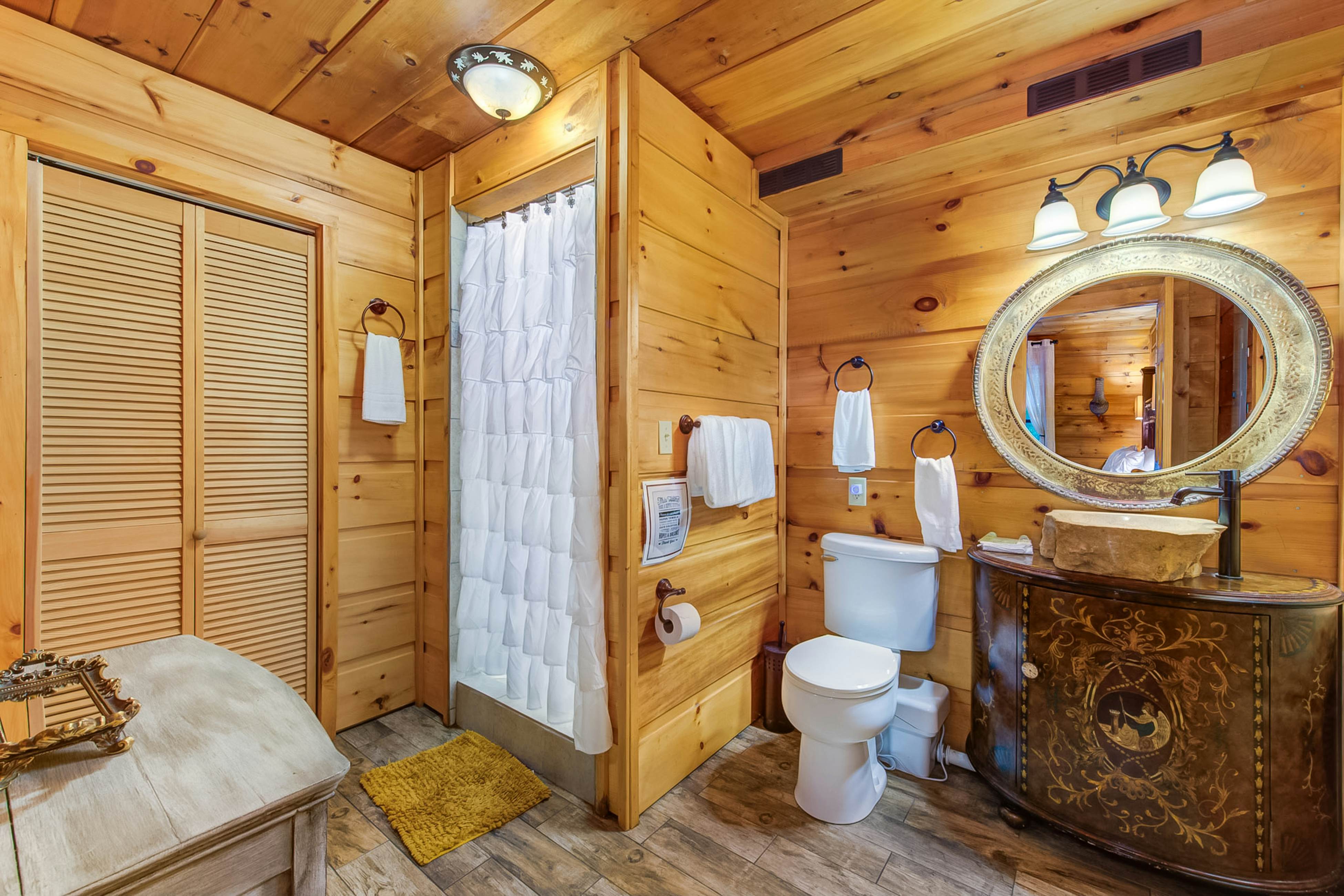 Rustic Charm, Sleeps 8・Modern Comfort Near Smokys
