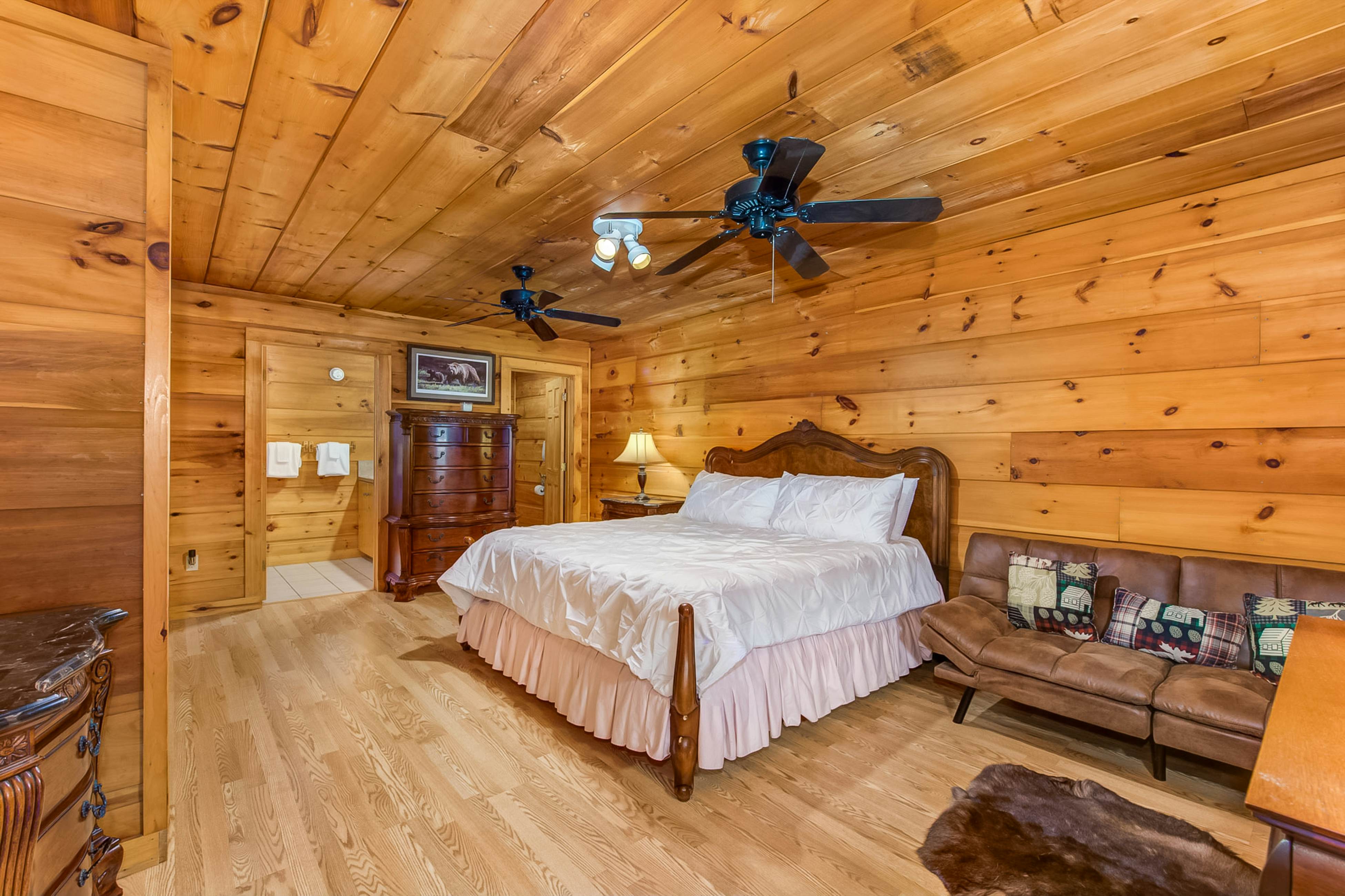 Rustic Charm, Sleeps 8・Modern Comfort Near Smokys