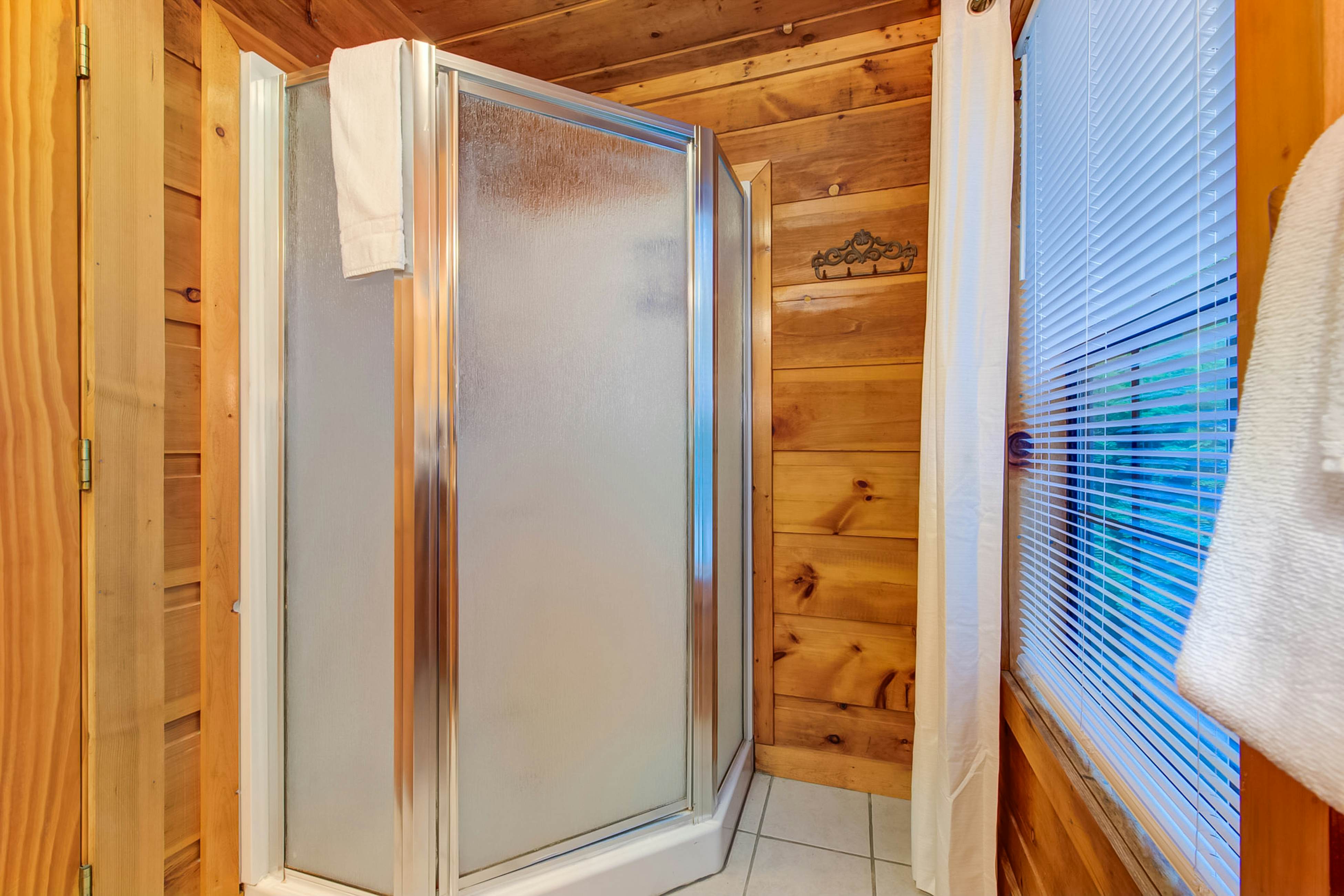 Rustic Charm, Sleeps 8・Modern Comfort Near Smokys