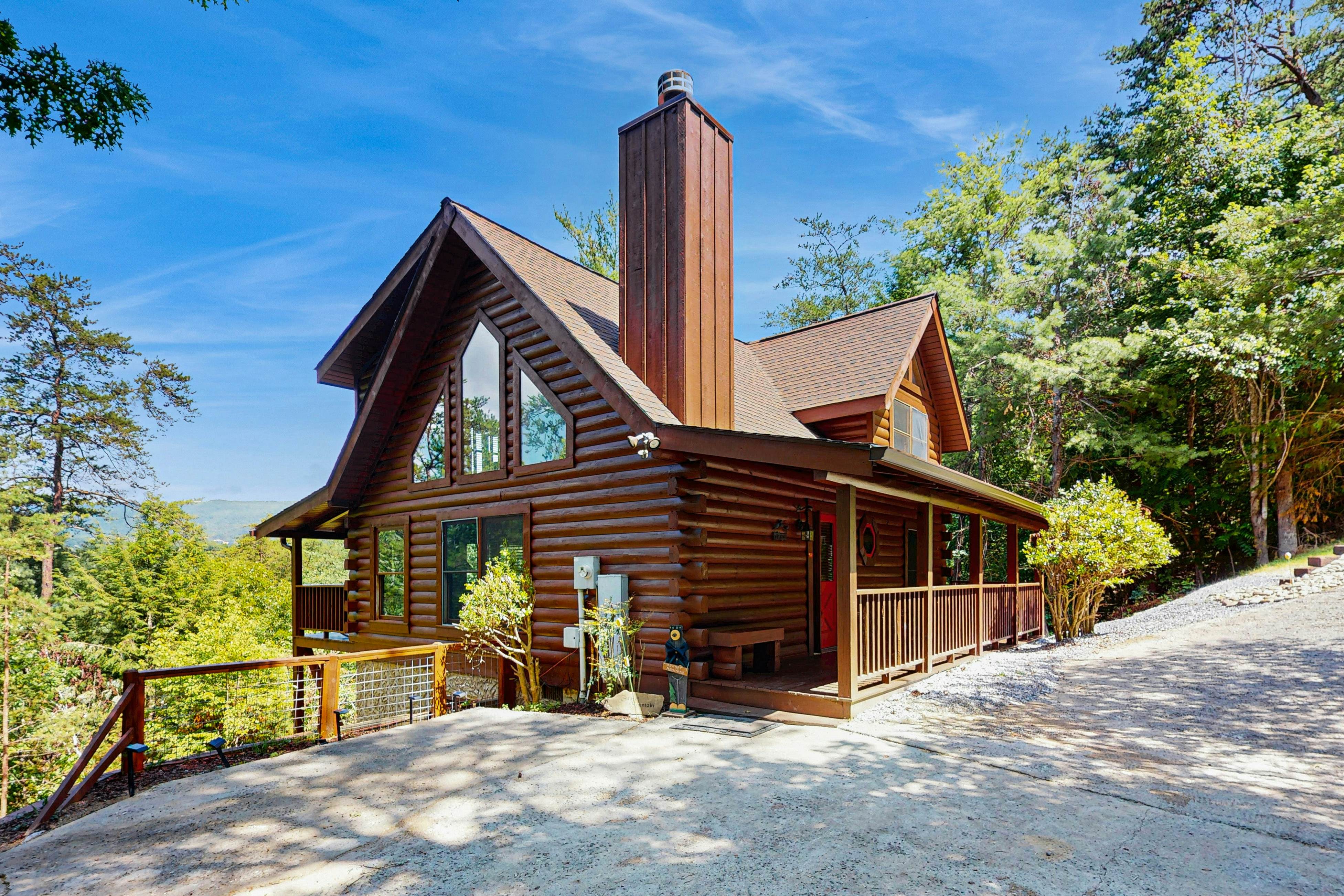 Cabin w/ views, hot tub, pool table, porch swings, & free attraction tickets