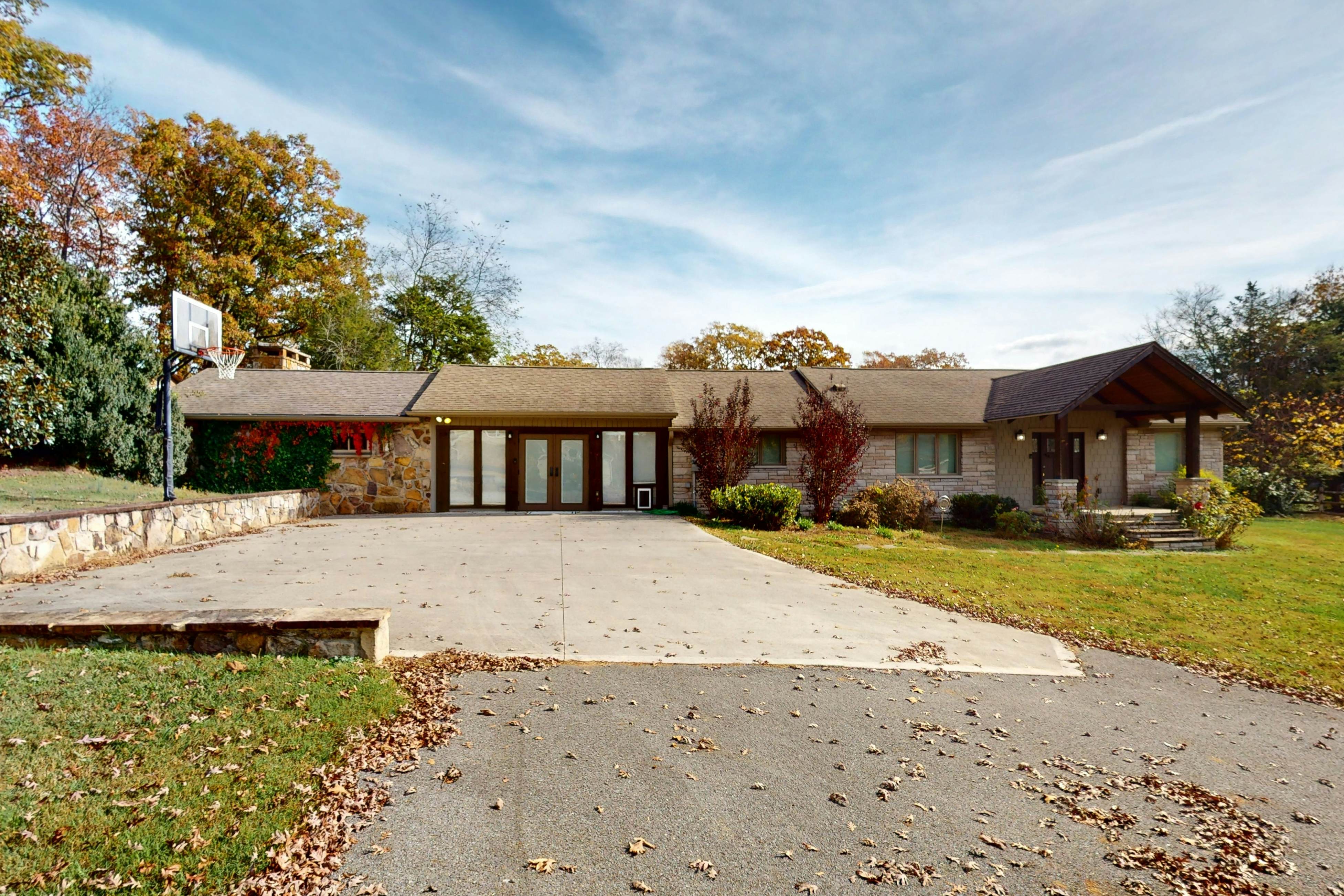 Serene home w/ game room, basketball hoop, hot tub, & free attraction tickets