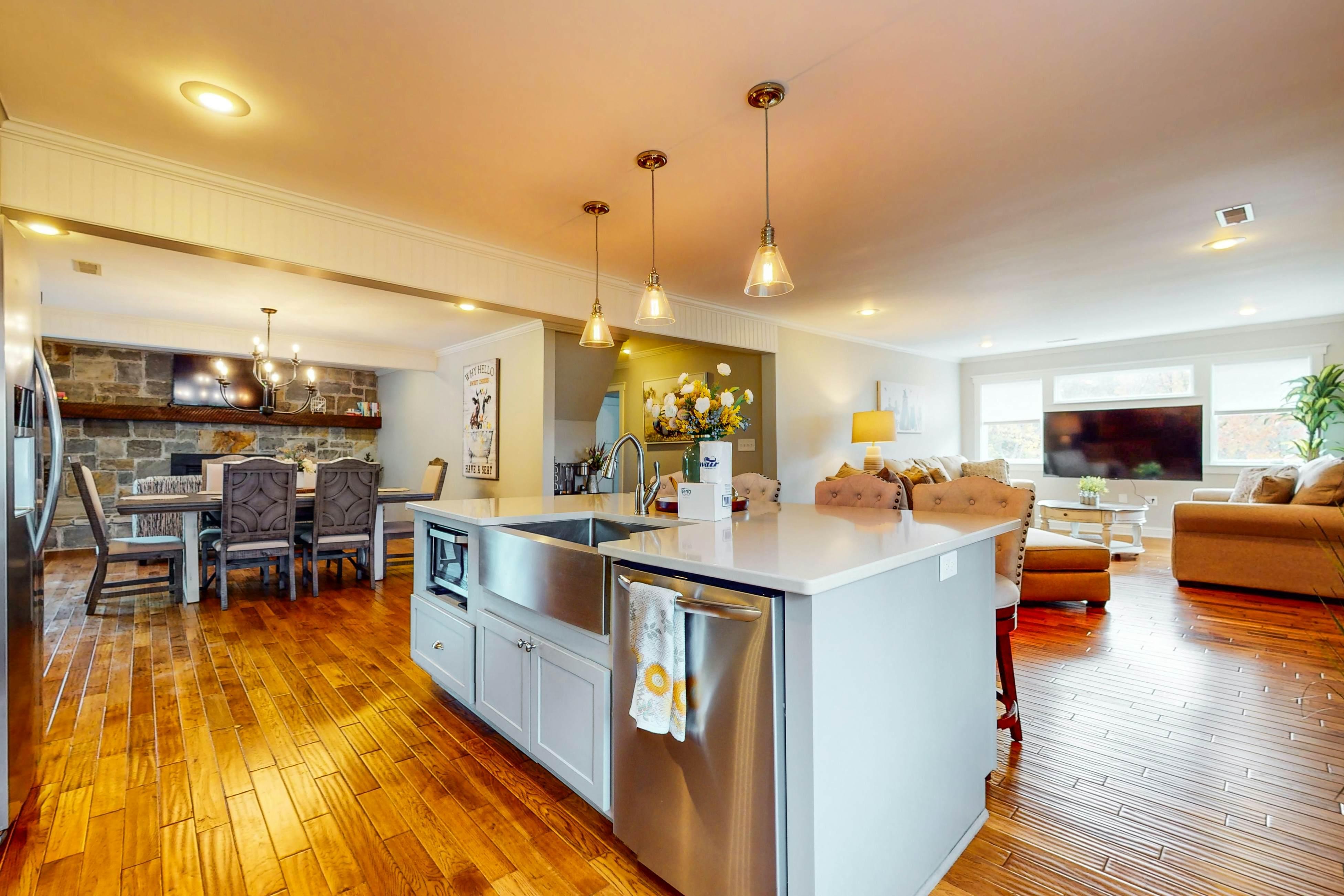 Serene home w/ game room, basketball hoop, hot tub, & free attraction tickets