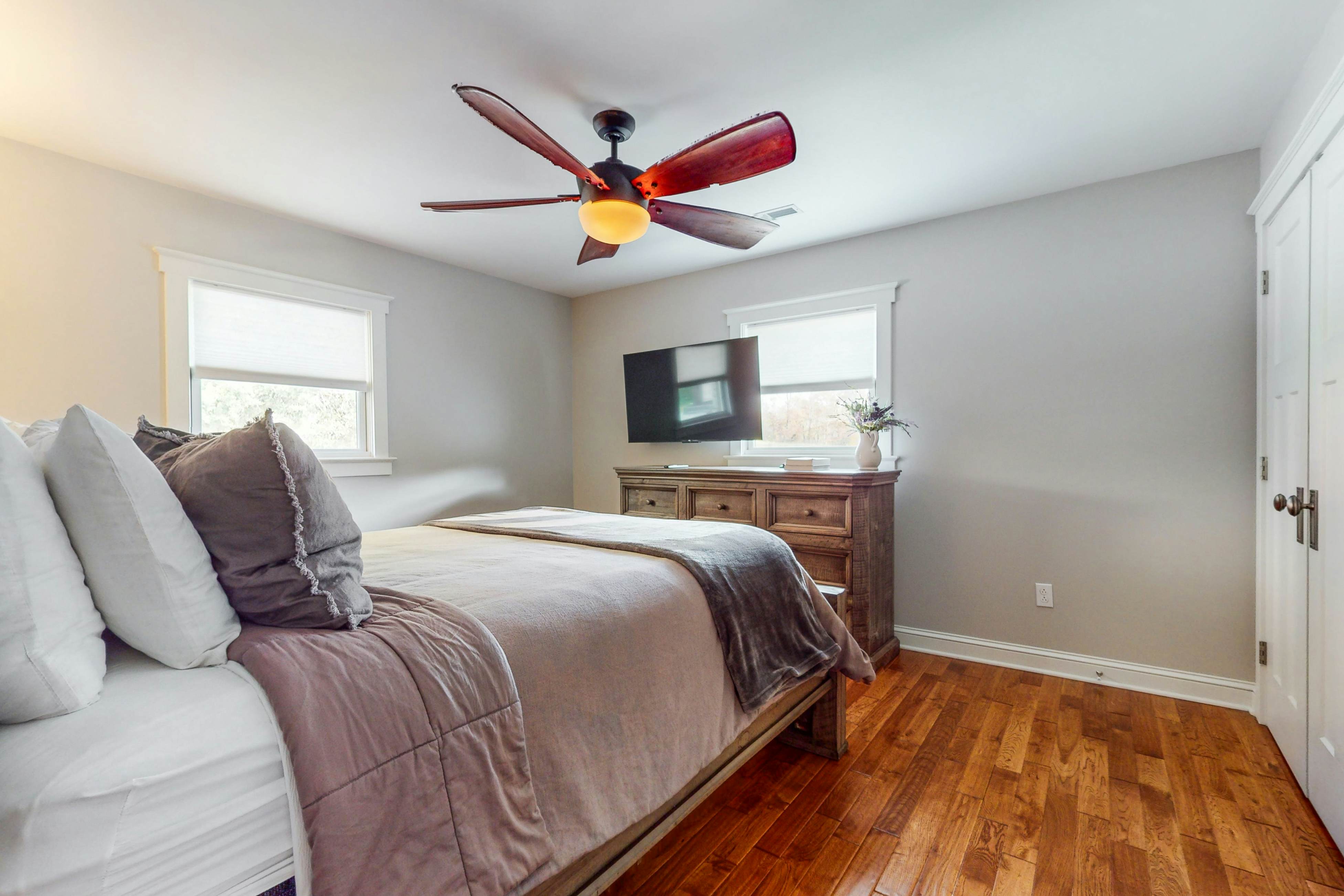 Serene home w/ game room, basketball hoop, hot tub, & free attraction tickets