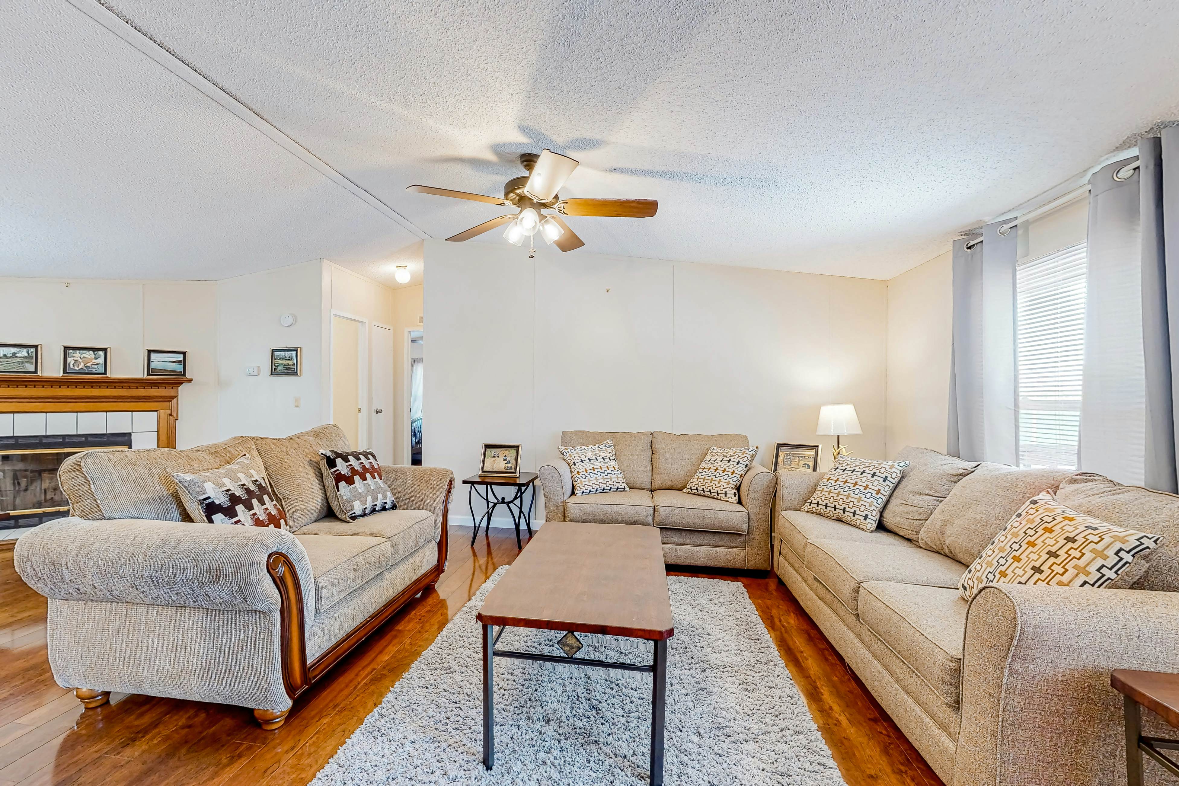 Riverfront Stay, Sleeps 6 | Deck・Firepit・Water Vw