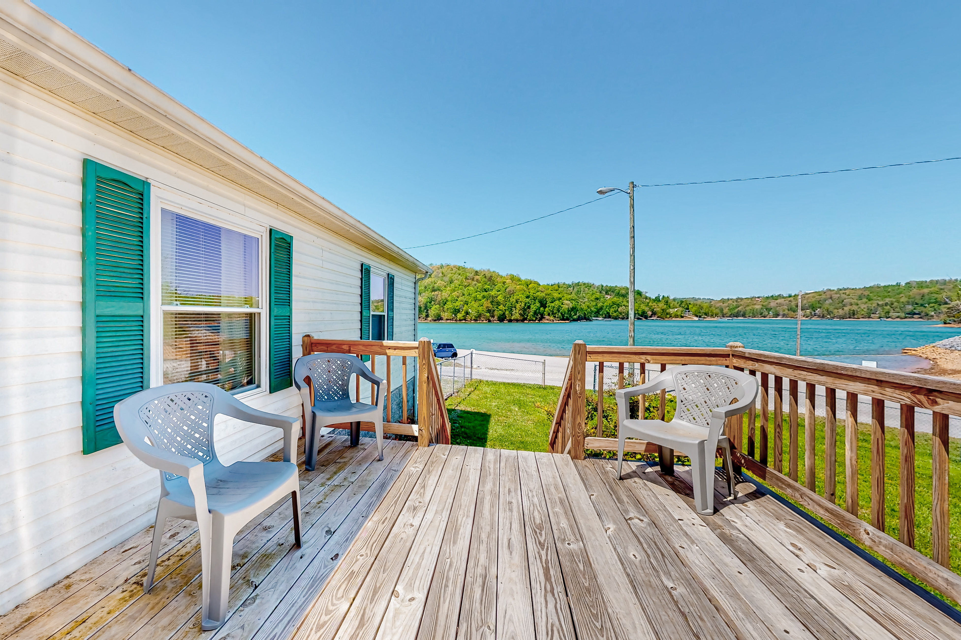 Riverfront Stay, Sleeps 6・Deck・Firepit・Water View