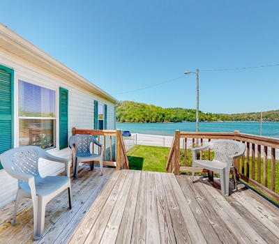 Riverfront Stay, Sleeps 6・Deck・Firepit・Water View