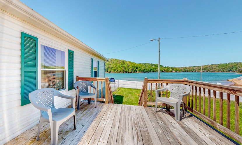 Riverfront Stay, Sleeps 6・Deck・Firepit・Water View