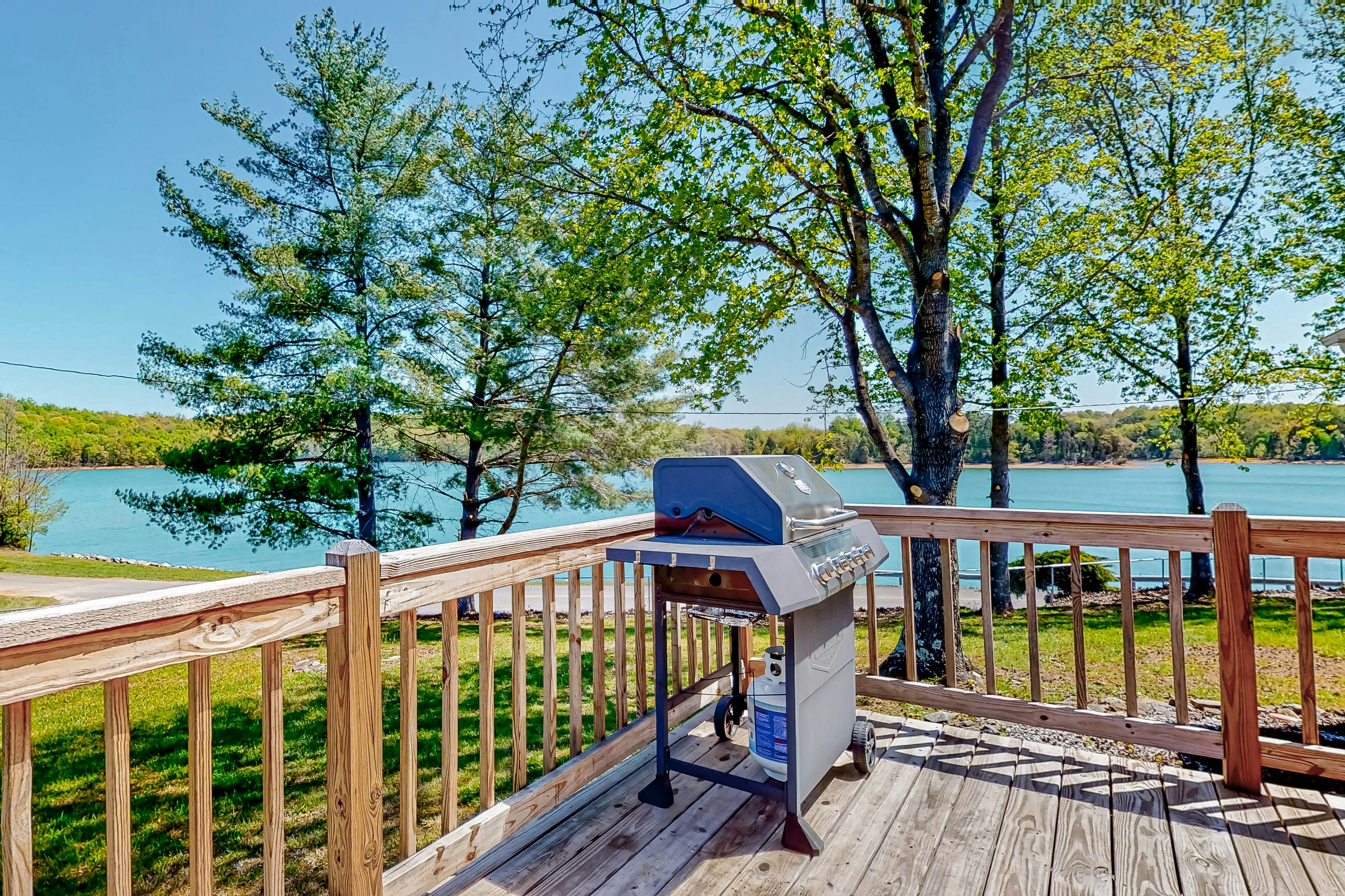 Riverfront Stay, Sleeps 6・Deck・Firepit・Water View