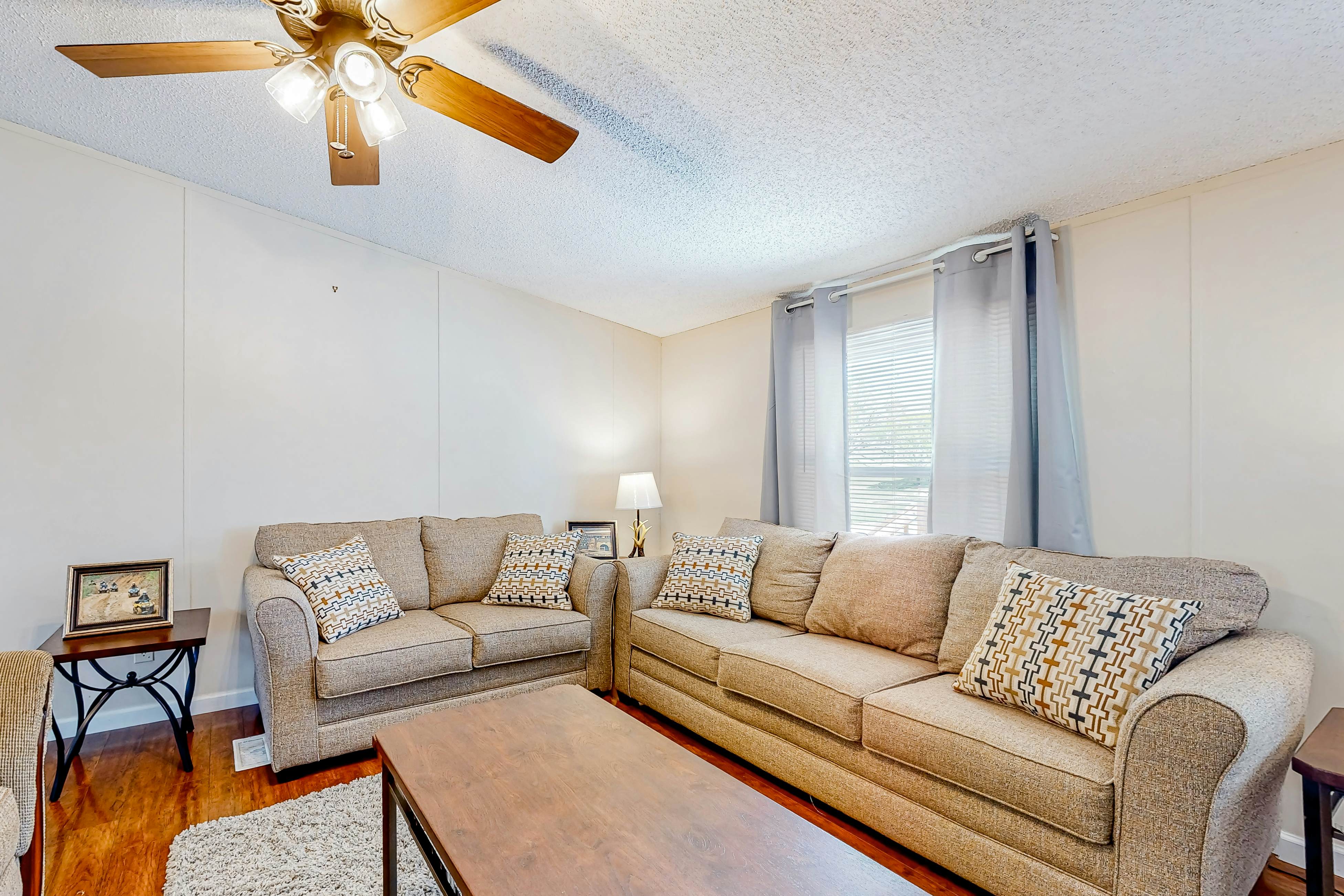 Riverfront Stay, Sleeps 6・Deck・Firepit・Water View