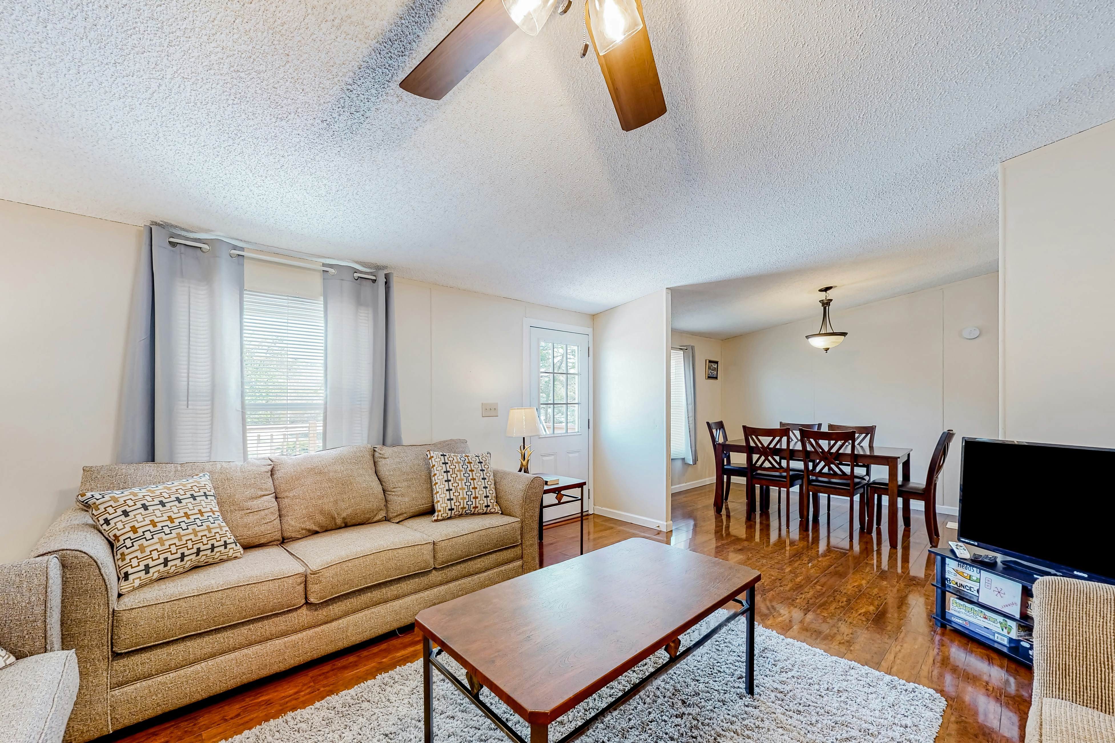 Riverfront Stay, Sleeps 6・Deck・Firepit・Water View