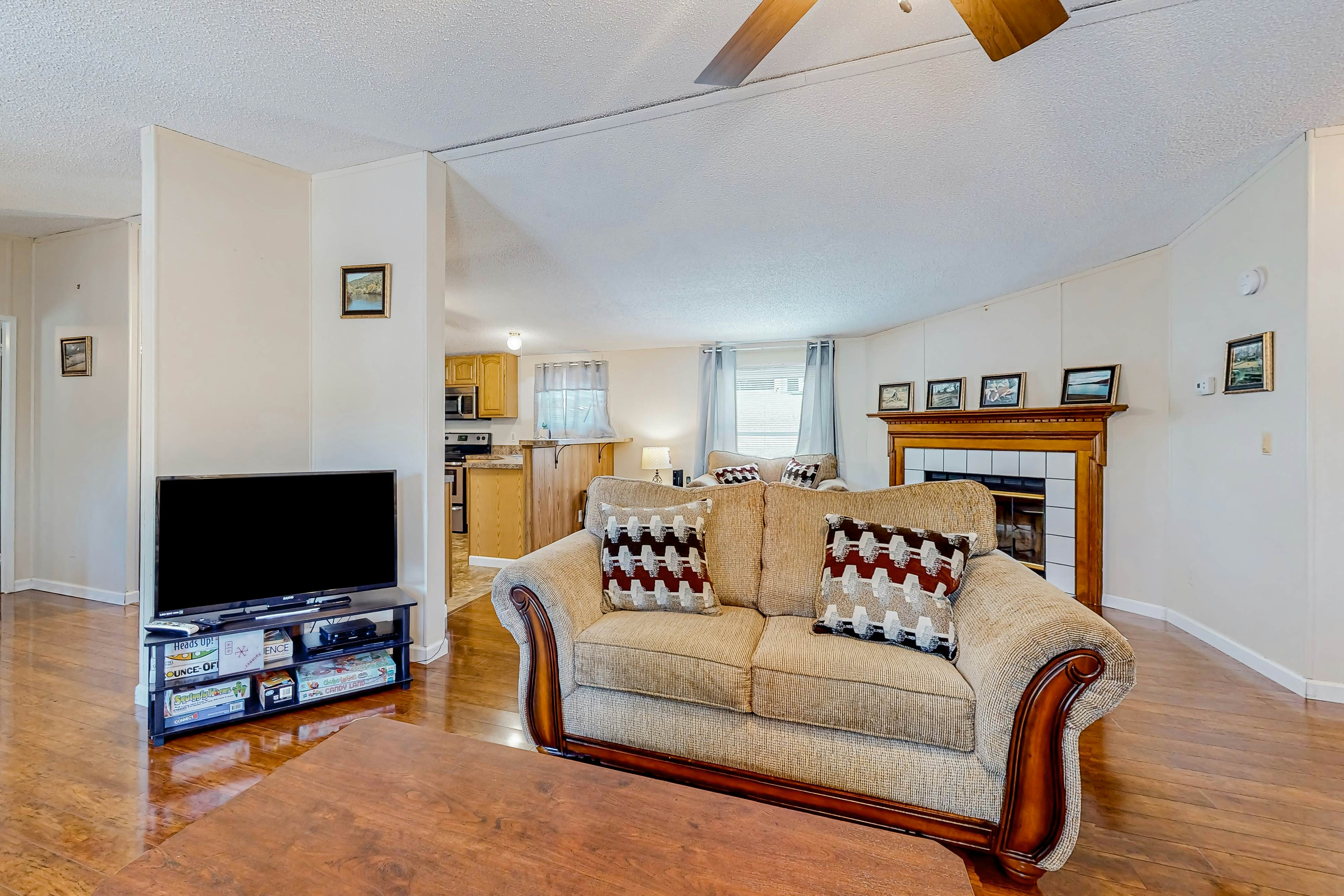 Riverfront Stay, Sleeps 6・Deck・Firepit・Water View