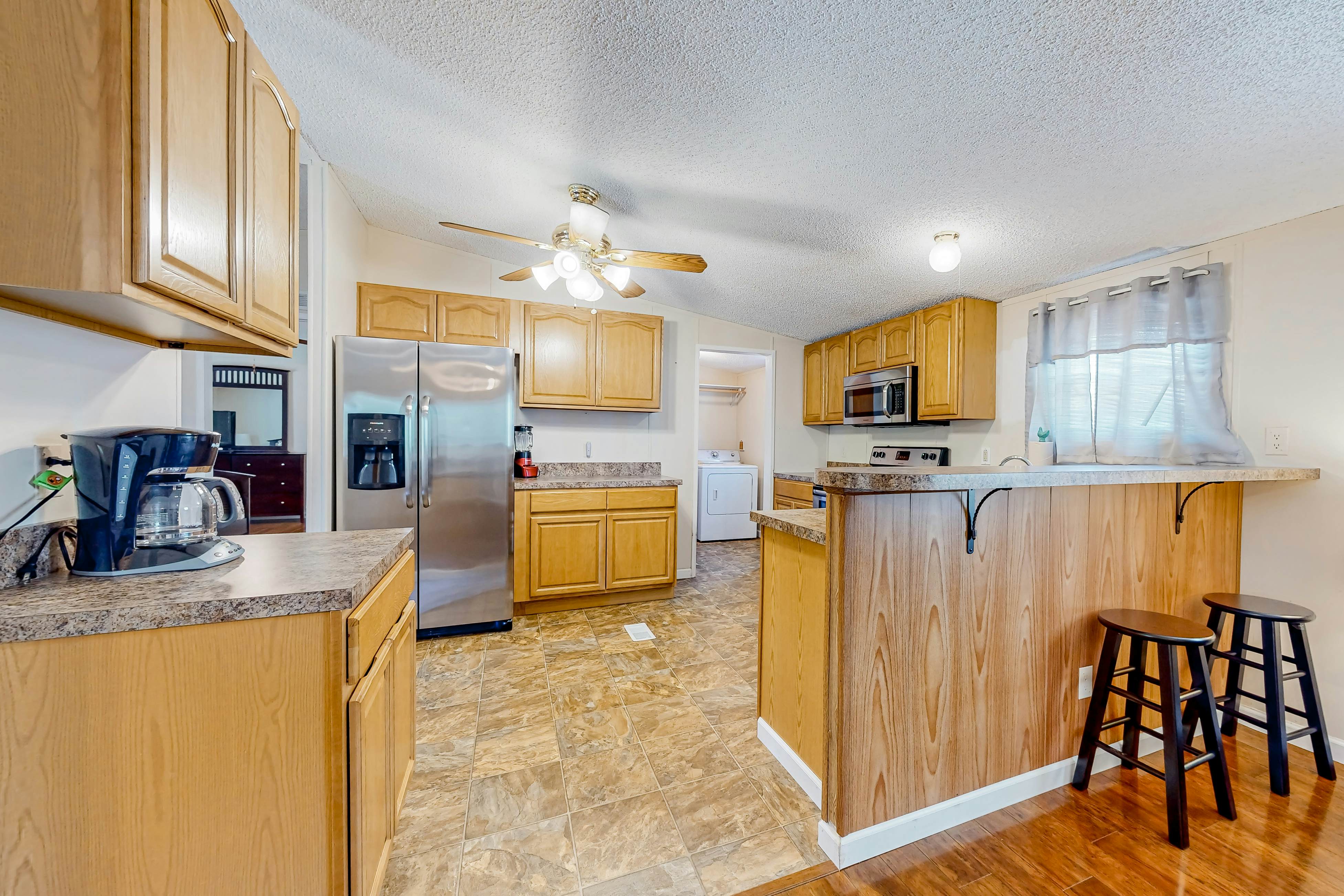 Riverfront Stay, Sleeps 6・Deck・Firepit・Water View