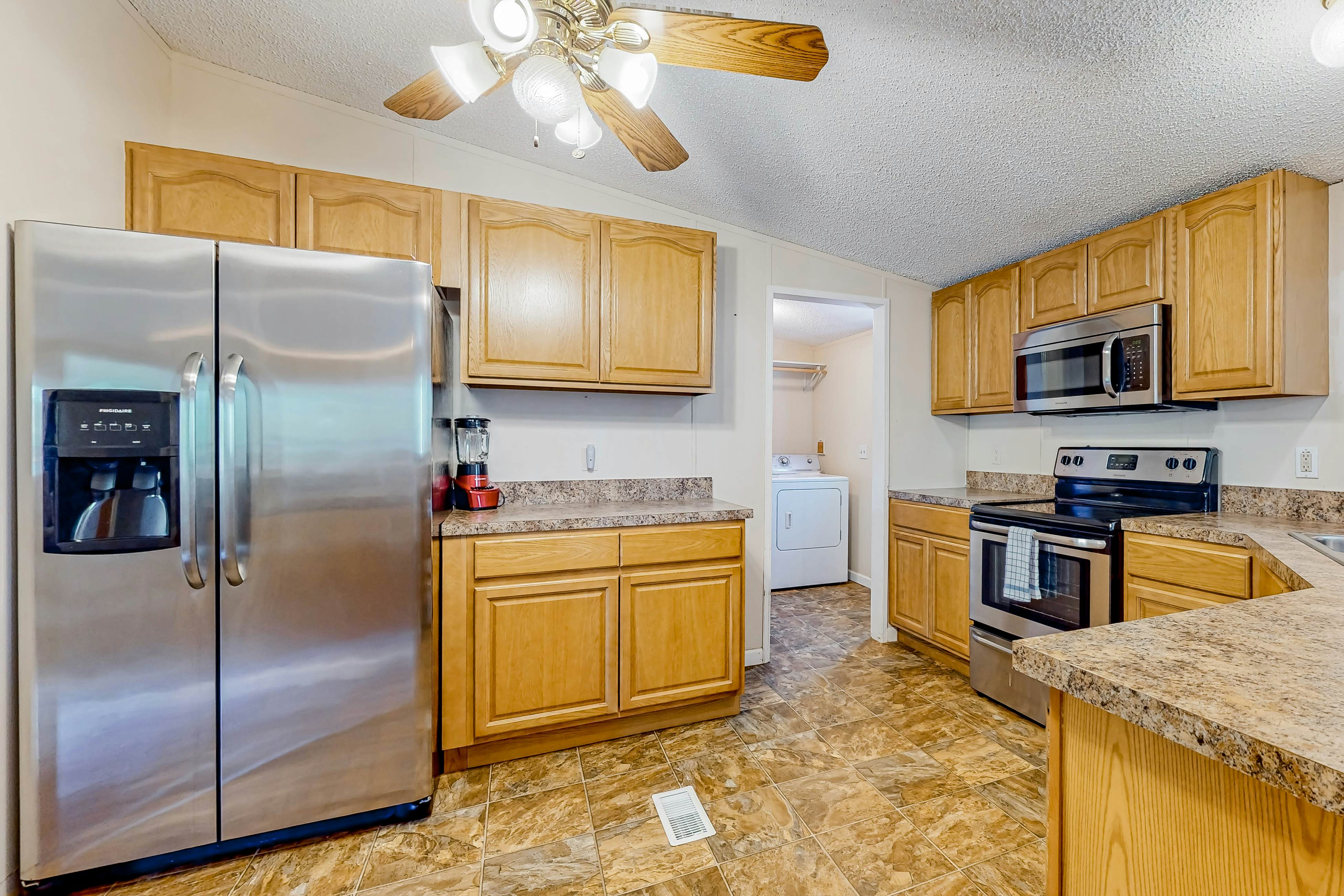 Riverfront Stay, Sleeps 6・Deck・Firepit・Water View