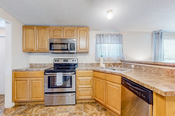 Riverfront Stay, Sleeps 6・Deck・Firepit・Water View