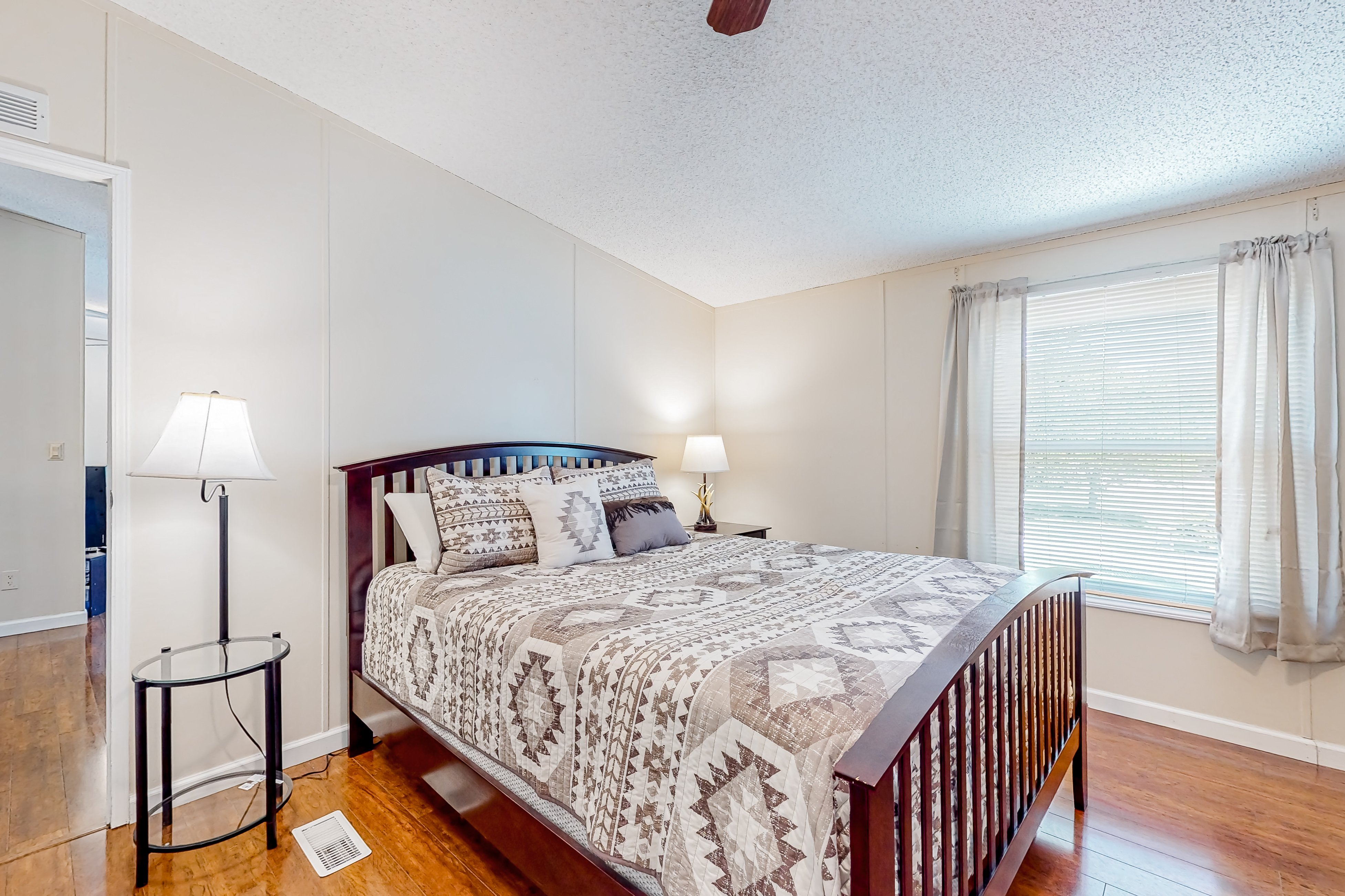 Riverfront Stay, Sleeps 6・Deck・Firepit・Water View