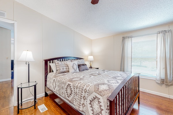 Riverfront Stay, Sleeps 6・Deck・Firepit・Water View