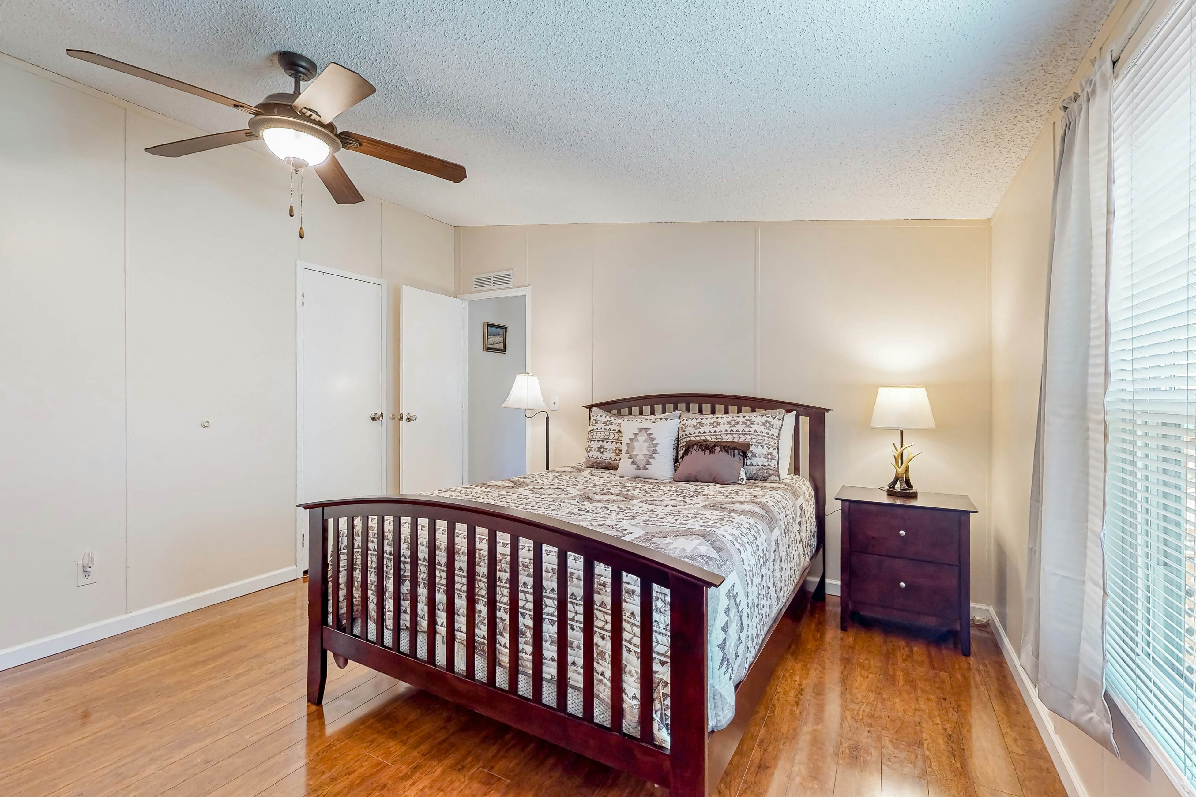 Riverfront Stay, Sleeps 6・Deck・Firepit・Water View